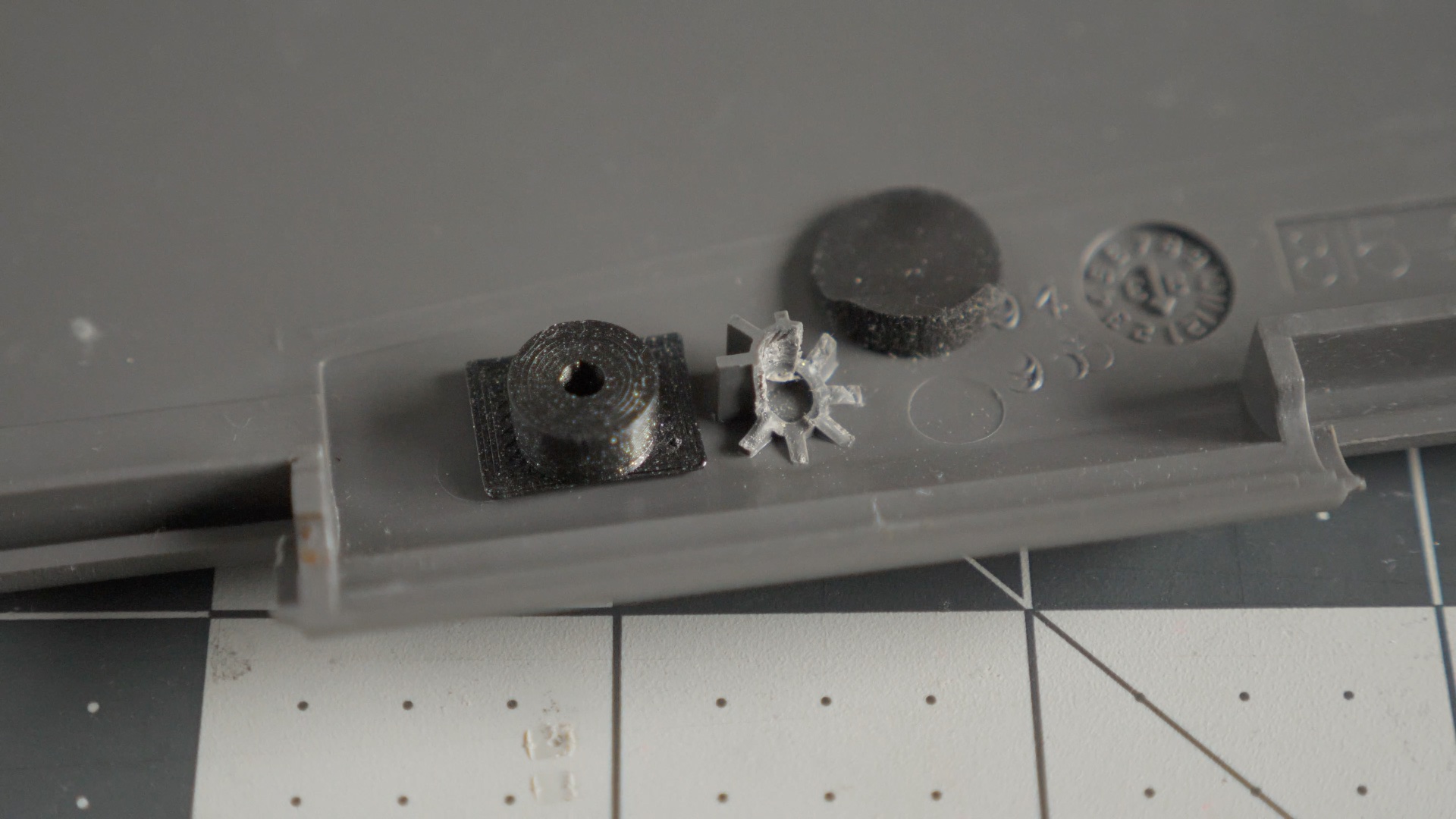 PowerBook Duo 2300c Screen Standoffs