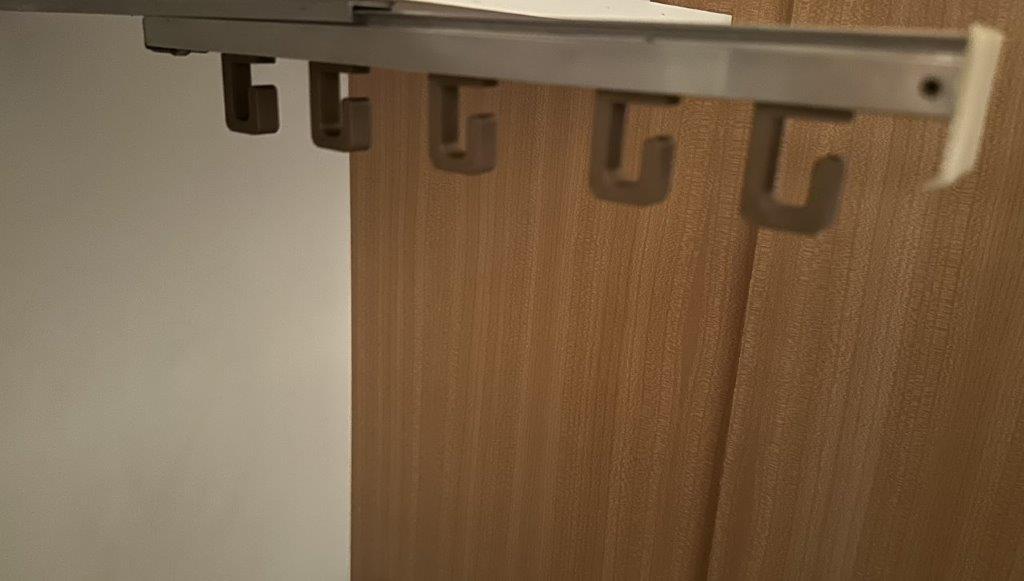 Garderobenhaken zum Einschub in ein System aus den 70ern