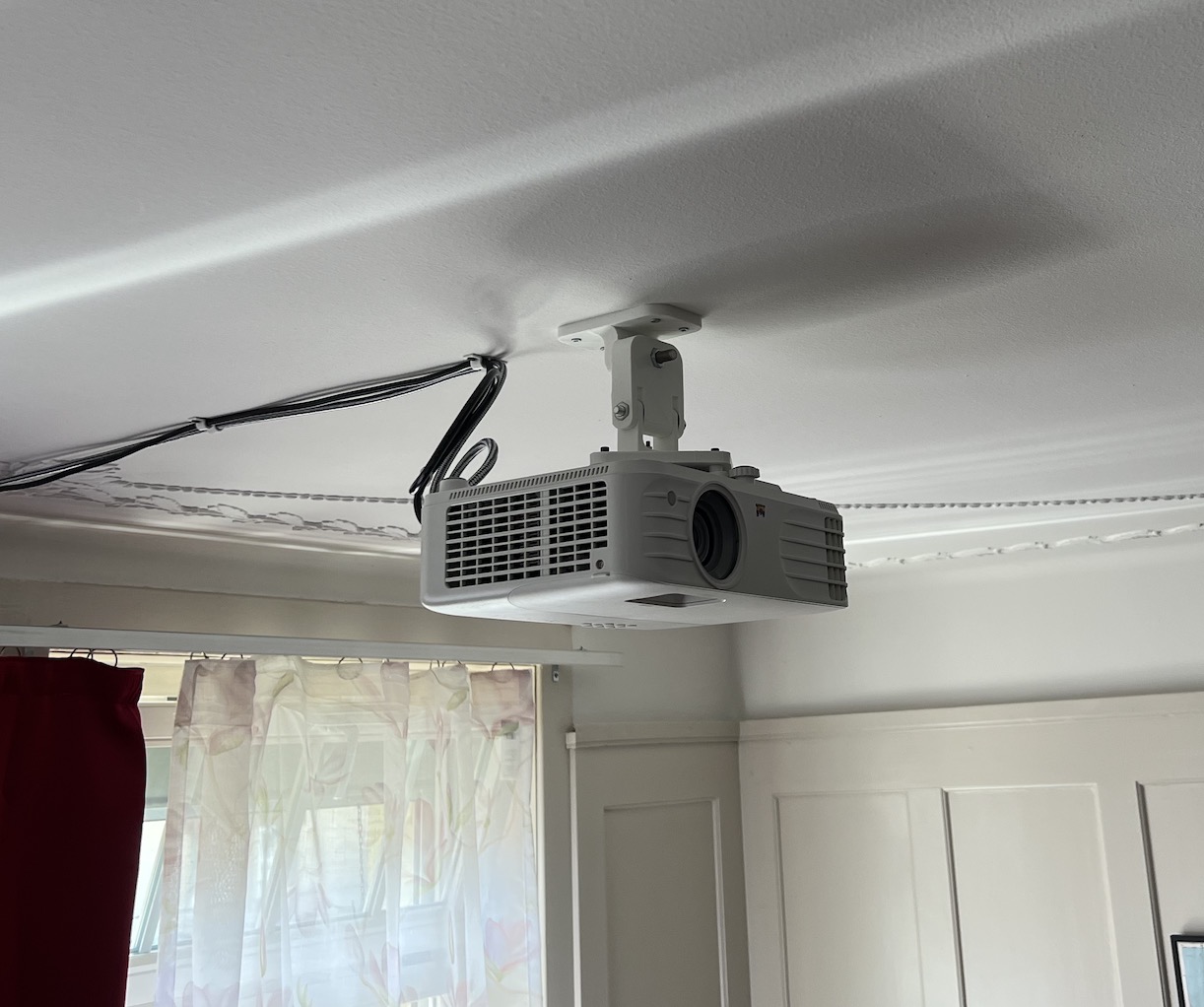 Ceiling projector/beamer mount (compatible with Viewsonic PX701HD) by ...