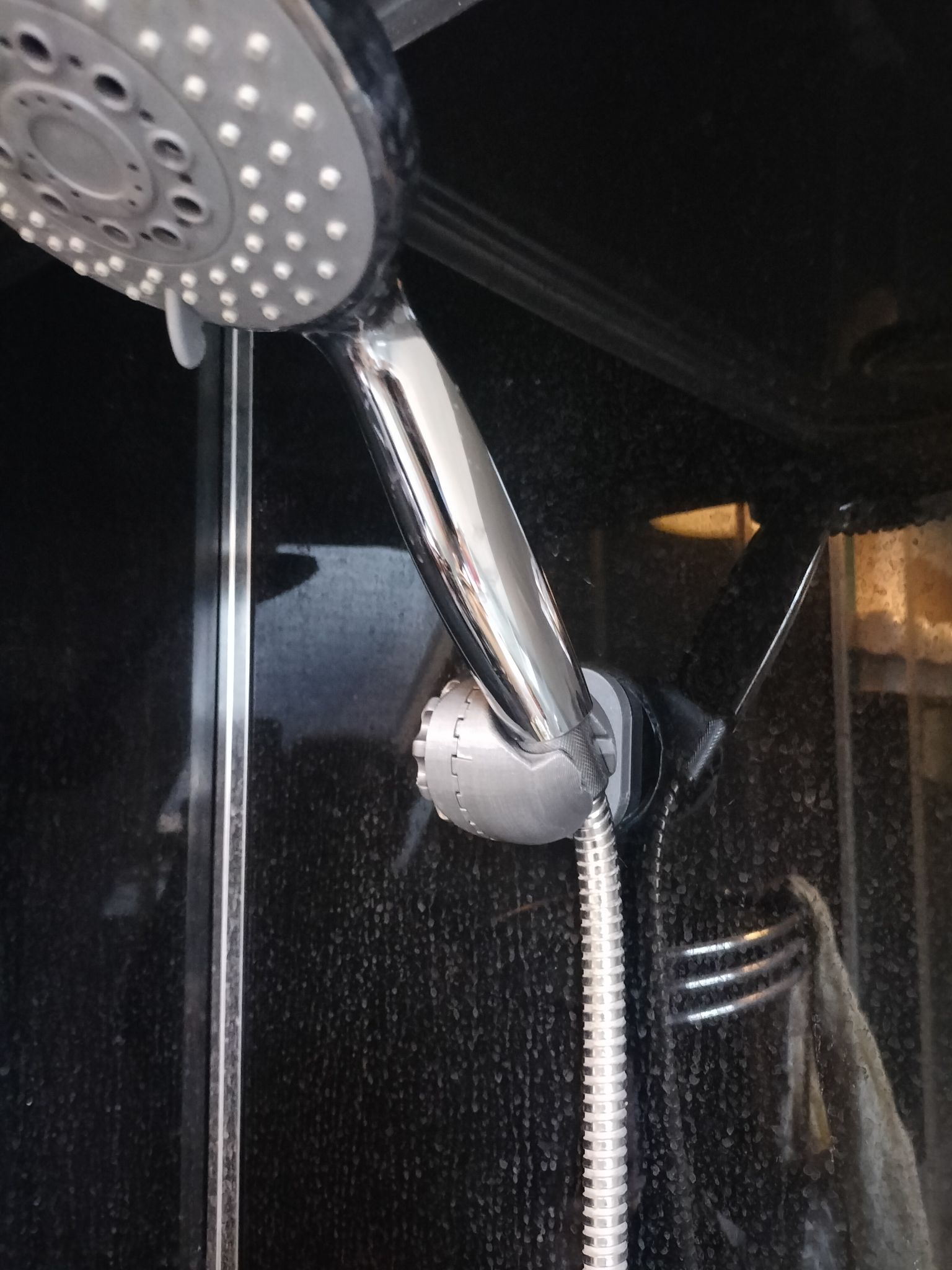 Ajustable shower head hanger