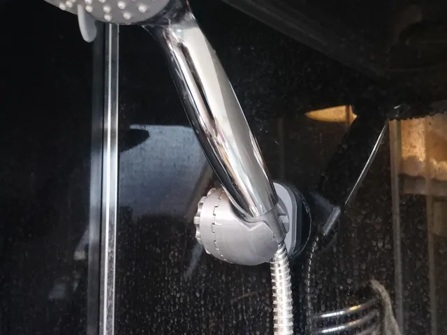 Ajustable shower head hanger