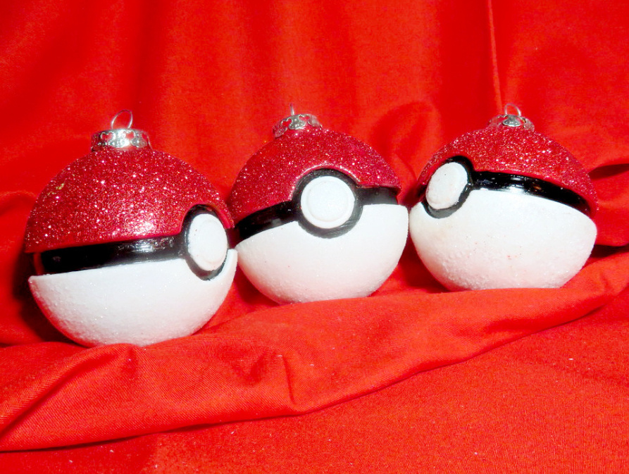 X-Mas Pokeball Treehanger