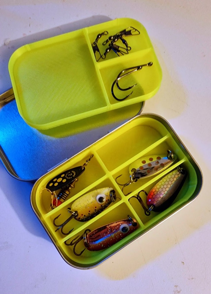 Two-compartment Altoids tackle/lure box by Baeoniq