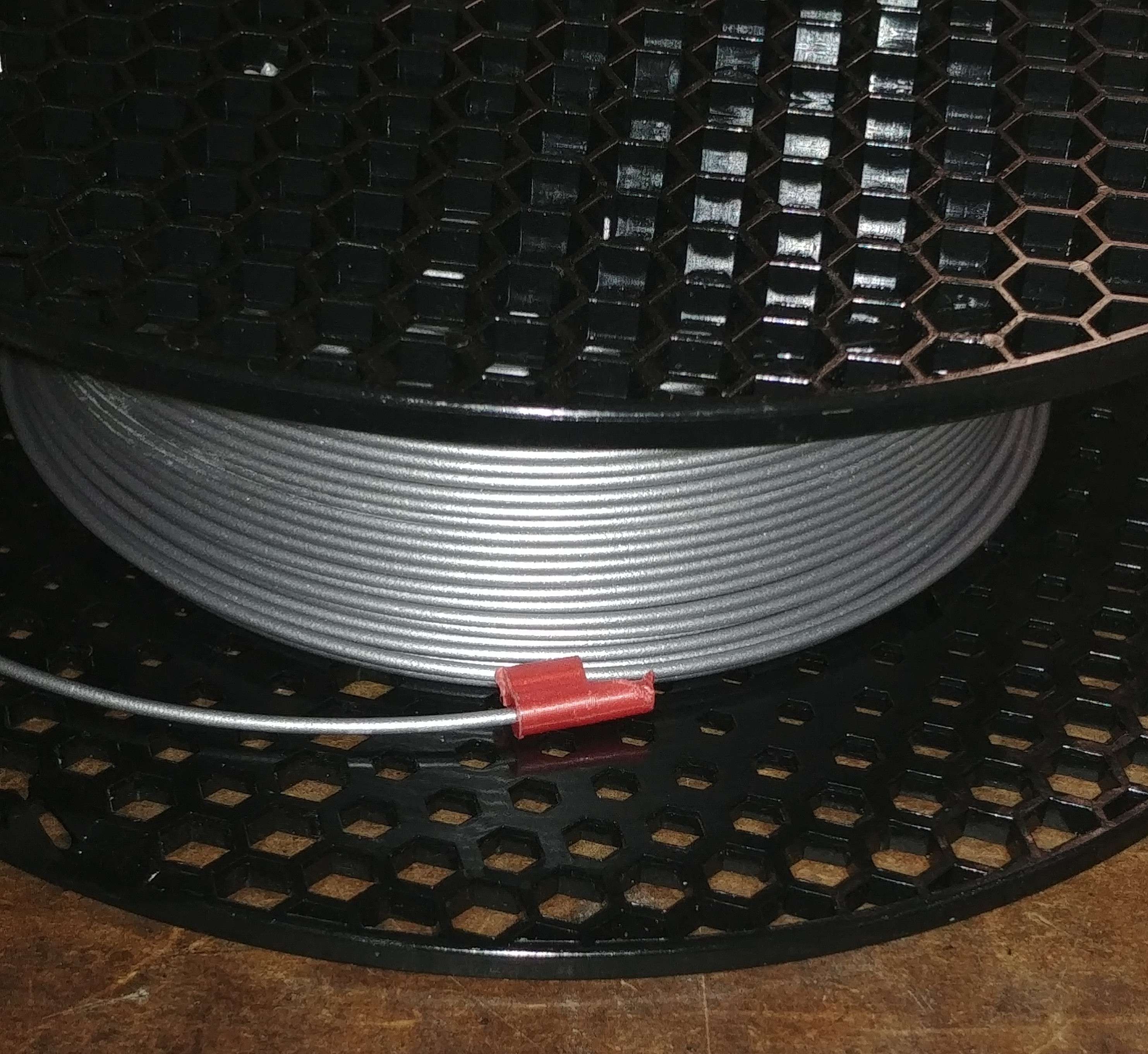 Filament spool clip, minimalist, economical, lightweight, universal / Clip pour bobine de filament, minimaliste, économique, léger, universel