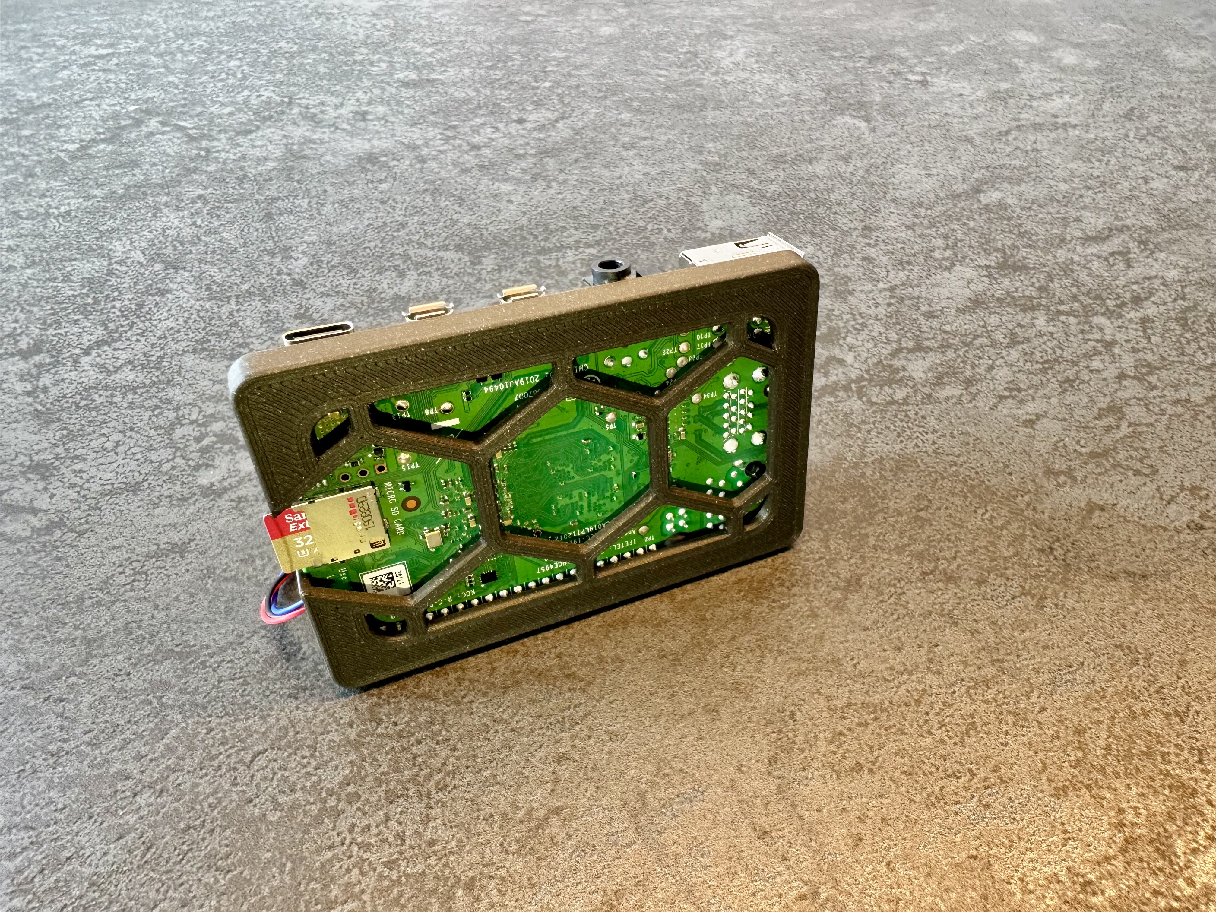 Miniatura 3 do modelo 3D Minimal Raspberry Pi 4 Bumper Case