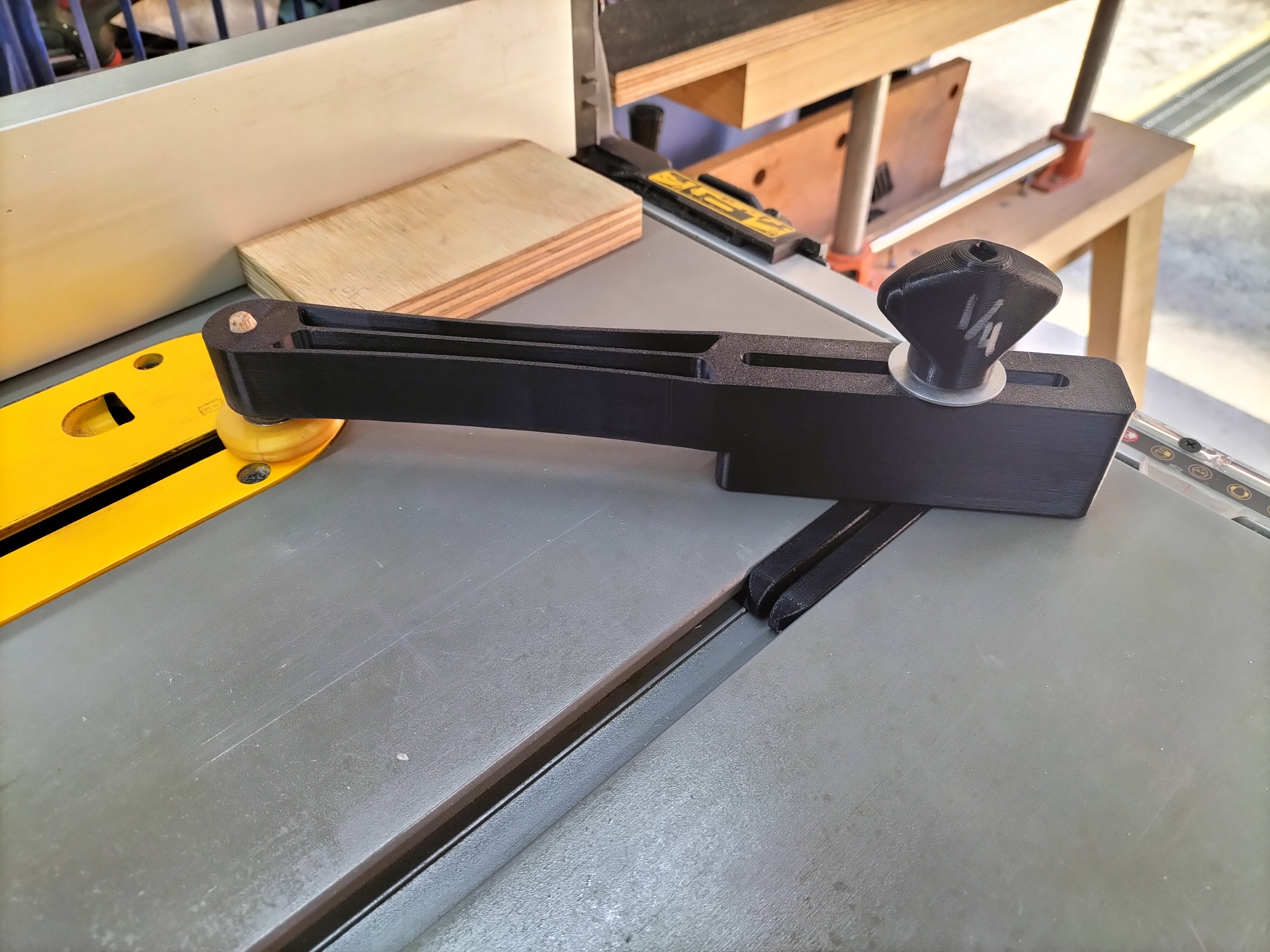 Featherboard optimized for DeWalt 7492 by Woodenti, Download free STL  model