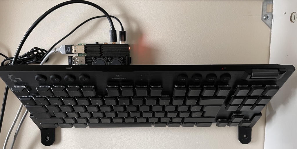 Logitech G915 wall mount 45° angle