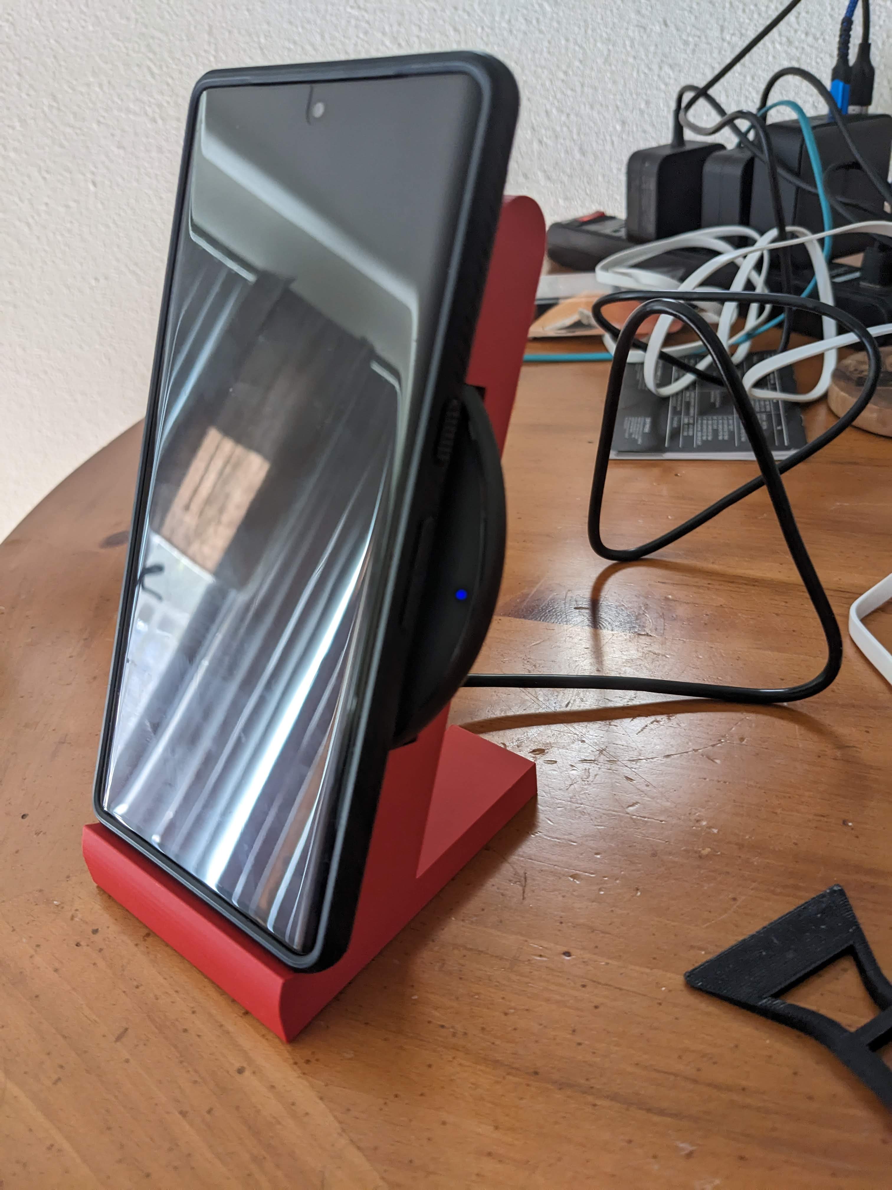 Pixel 7 Pro wireless charging stand