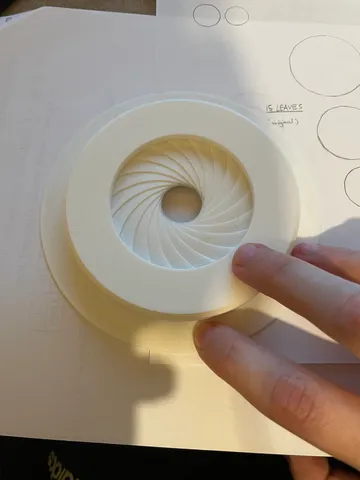 Perfect circles! More accurate iris compass (with 20 leaves and better tolerances)