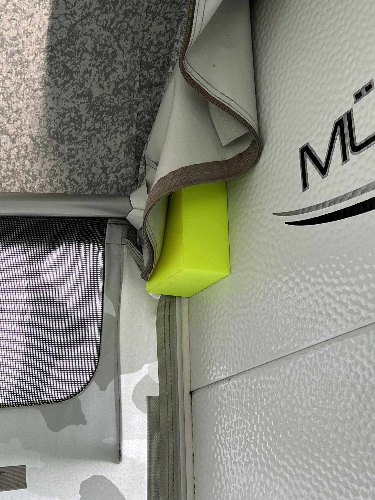 Wigo Dachstangenabstützungam Wohnwagen LMC Vivo 530K