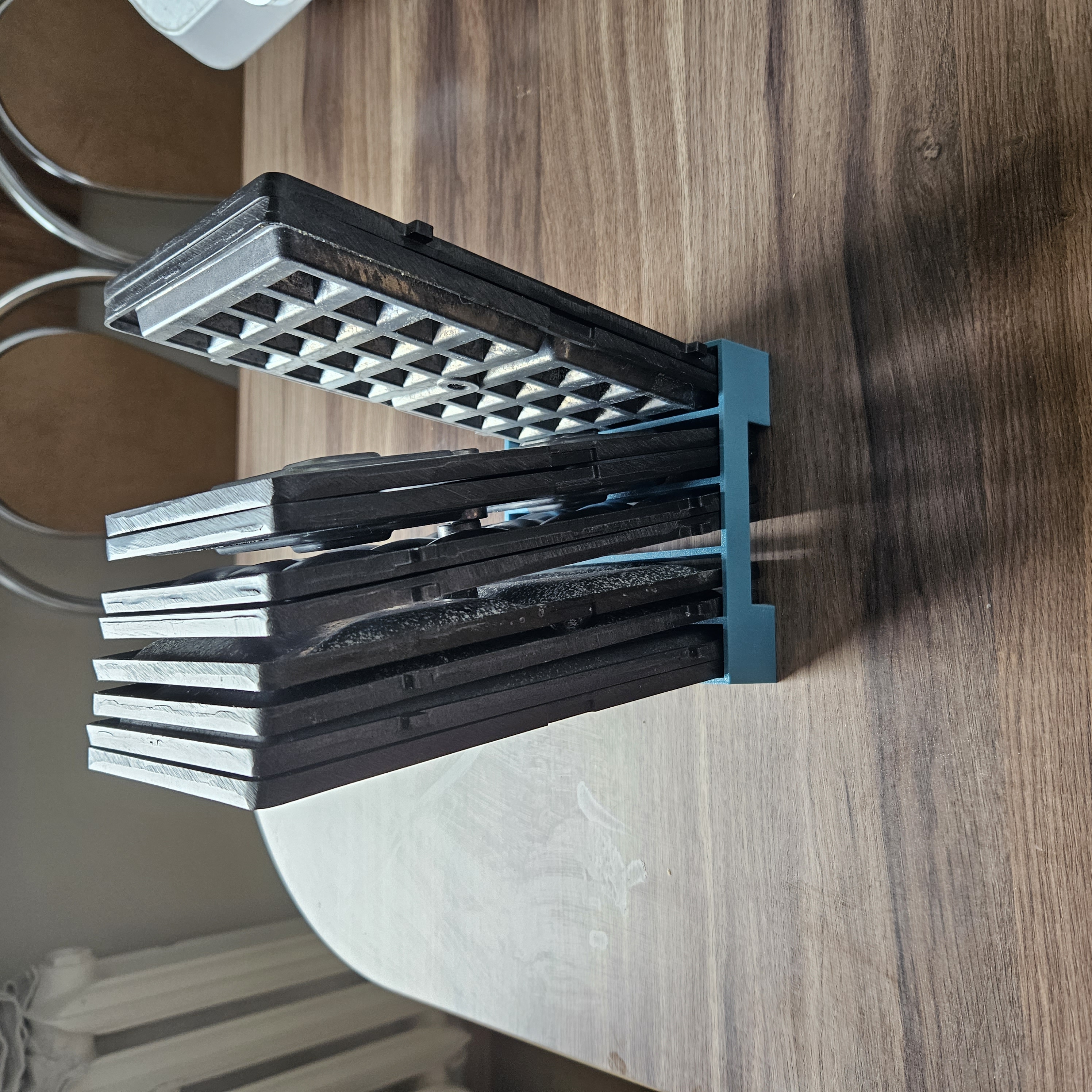 Minimalistic toaster plates stand