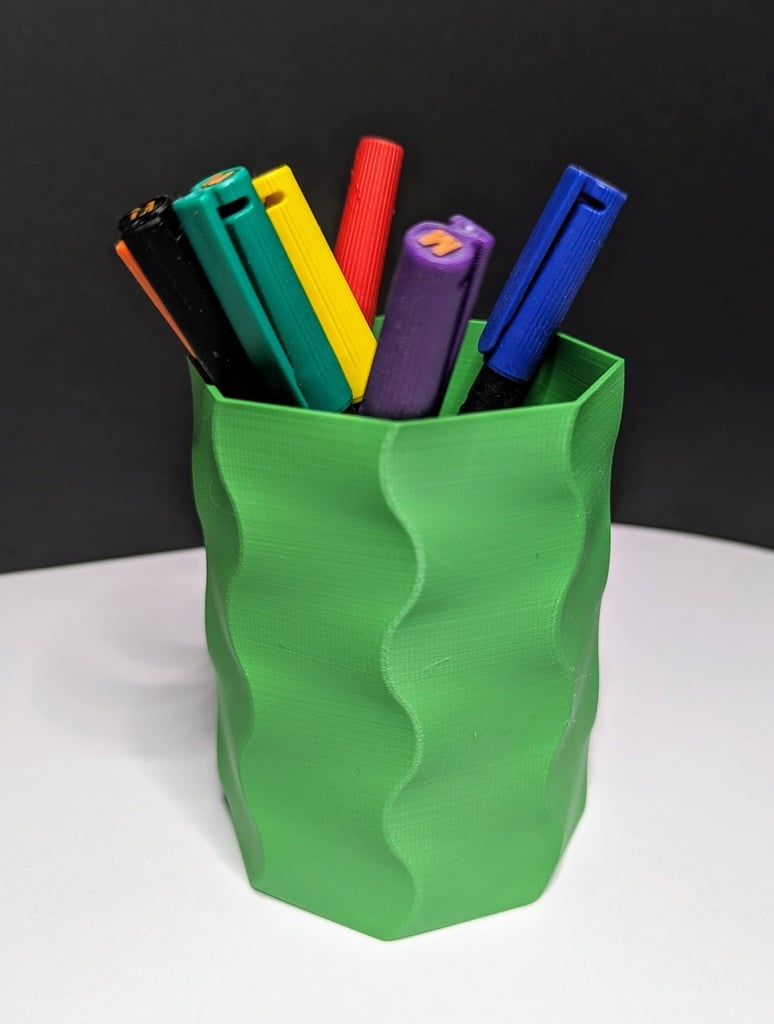 Miniatura 2 do modelo 3D Simple Wavy Penholder