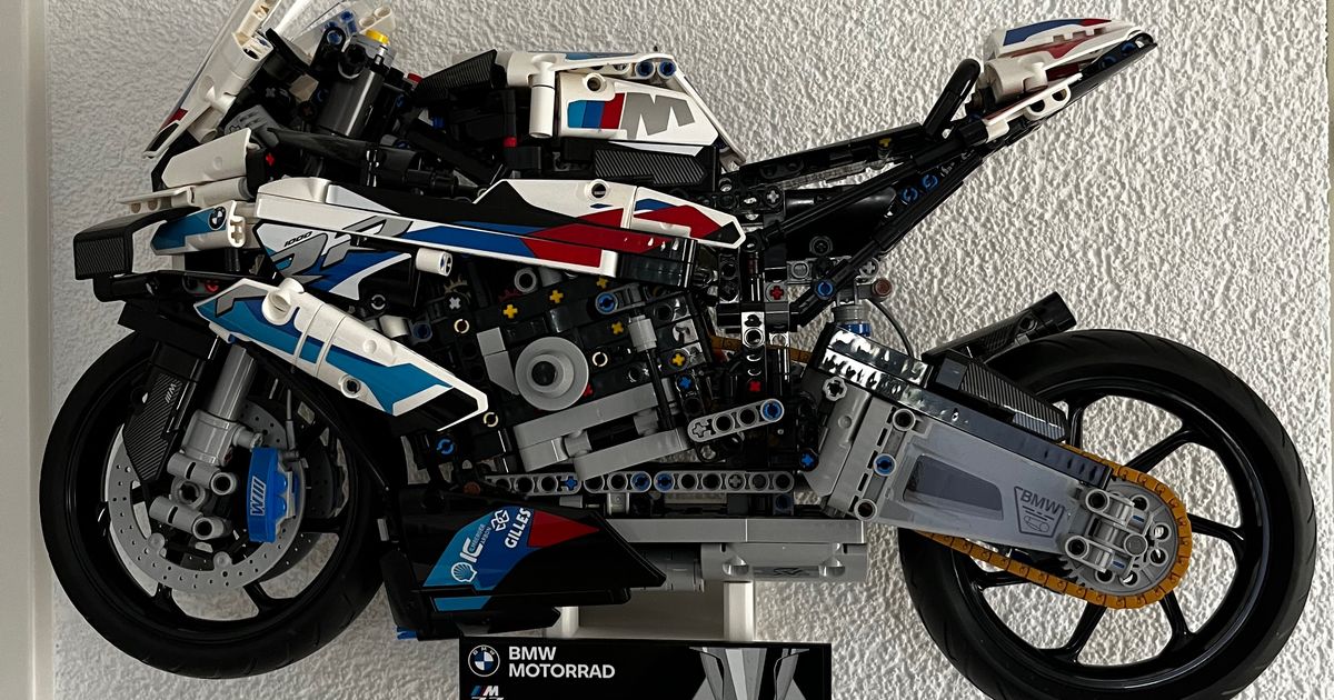 STL file 3D printed wall mount for LEGO BMW M 1000RR 42130 🏠・3D
