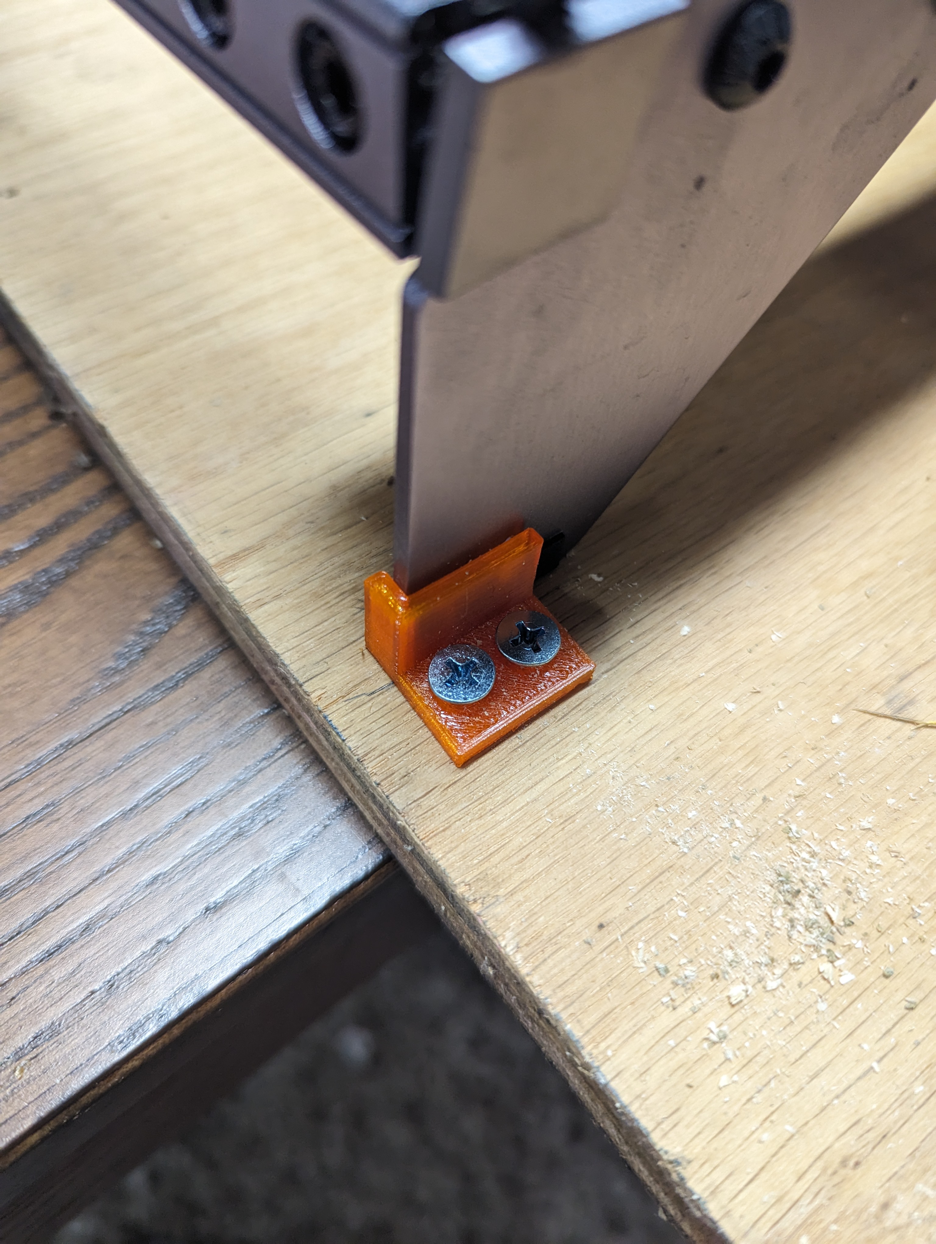 Corner position-holding table bracket