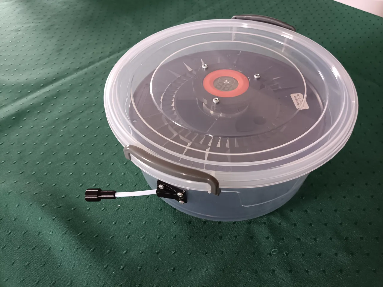 Vacuum sealed filament container