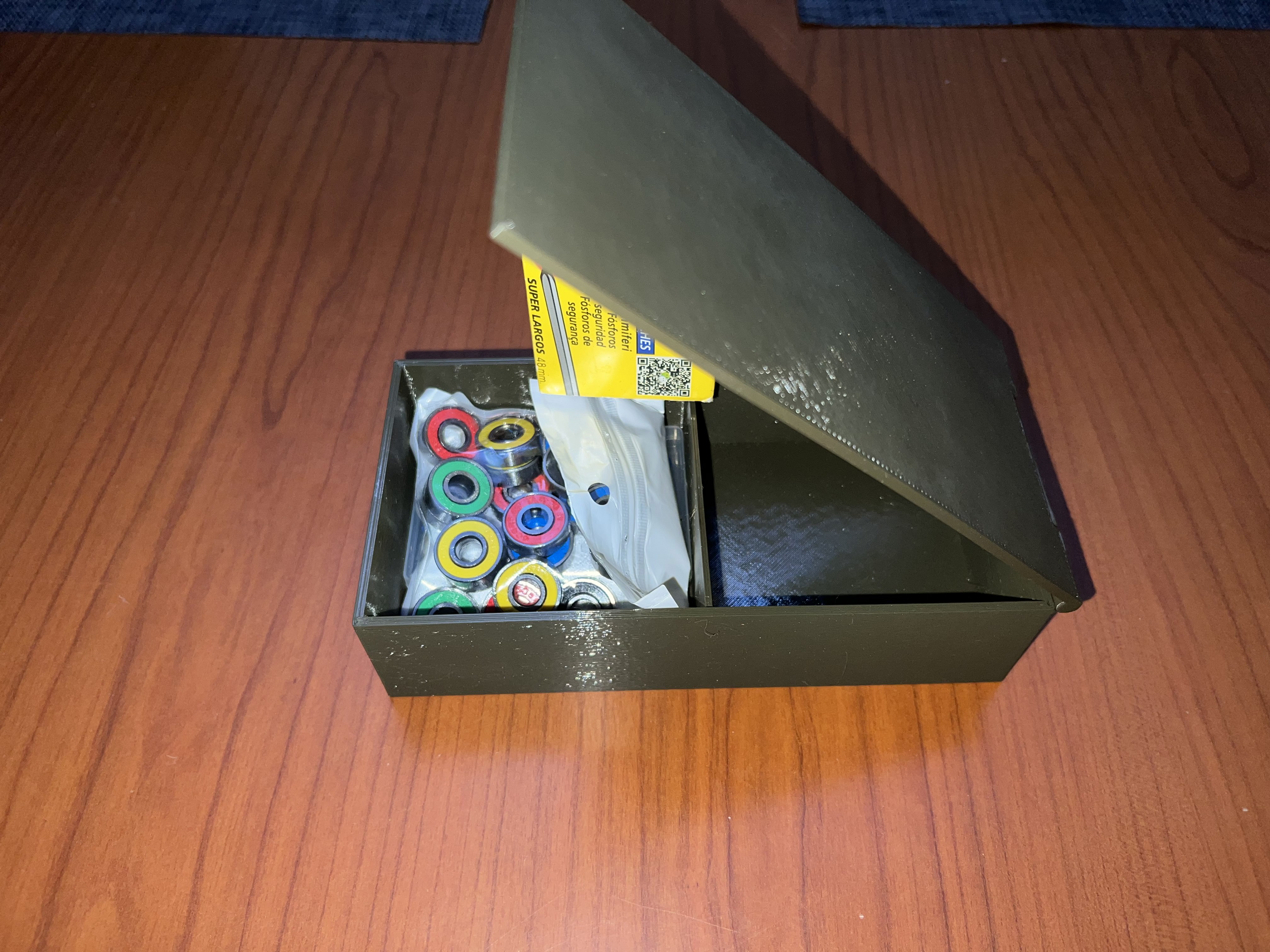 Simple box with detachable hinge