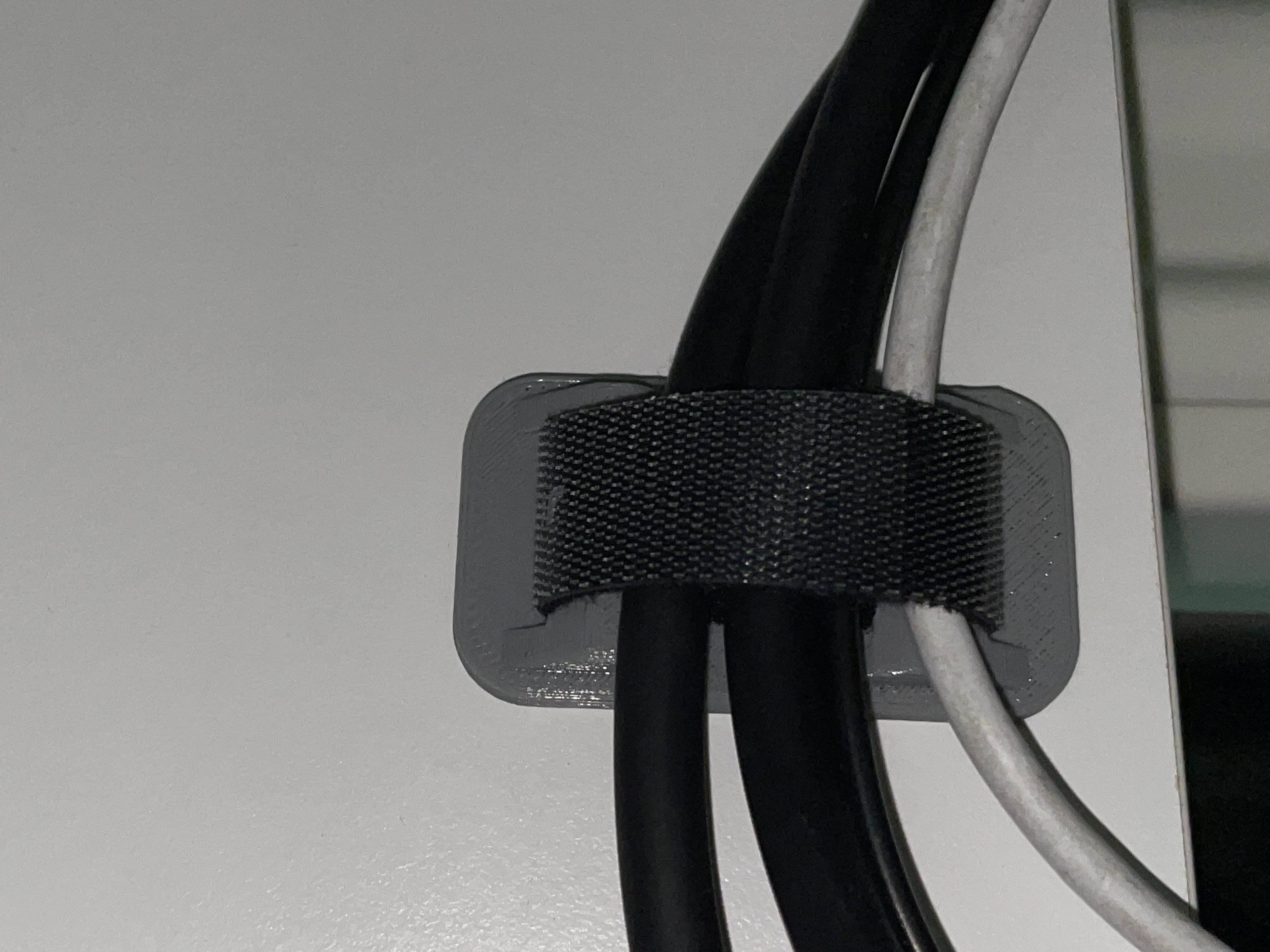 Miniatura 4 do modelo 3D Universal Cable Holder with Hook & Loop