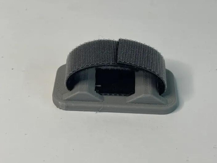 Miniatura 2 do modelo 3D Universal Cable Holder with Hook & Loop