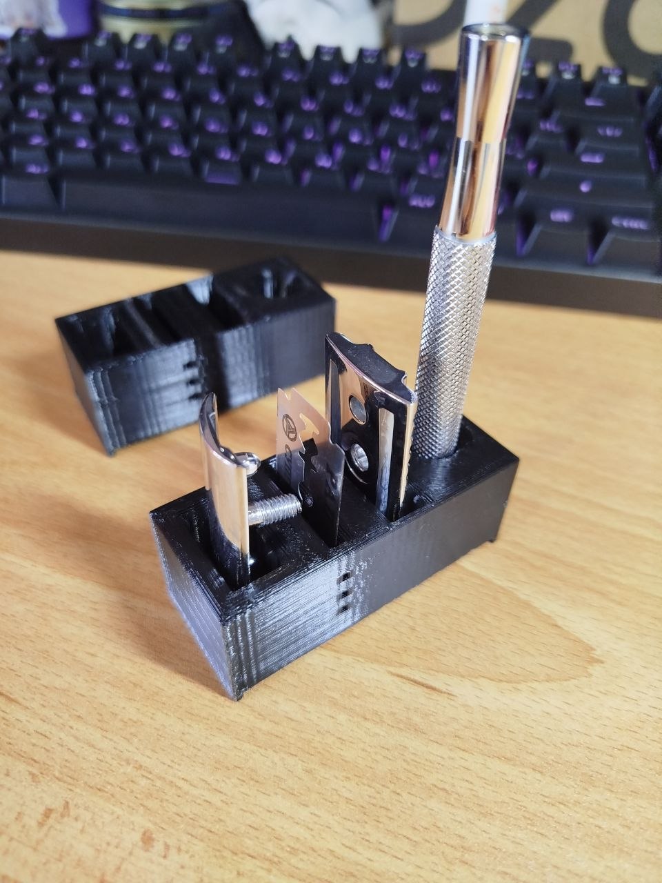 Stand for T-shaped razor