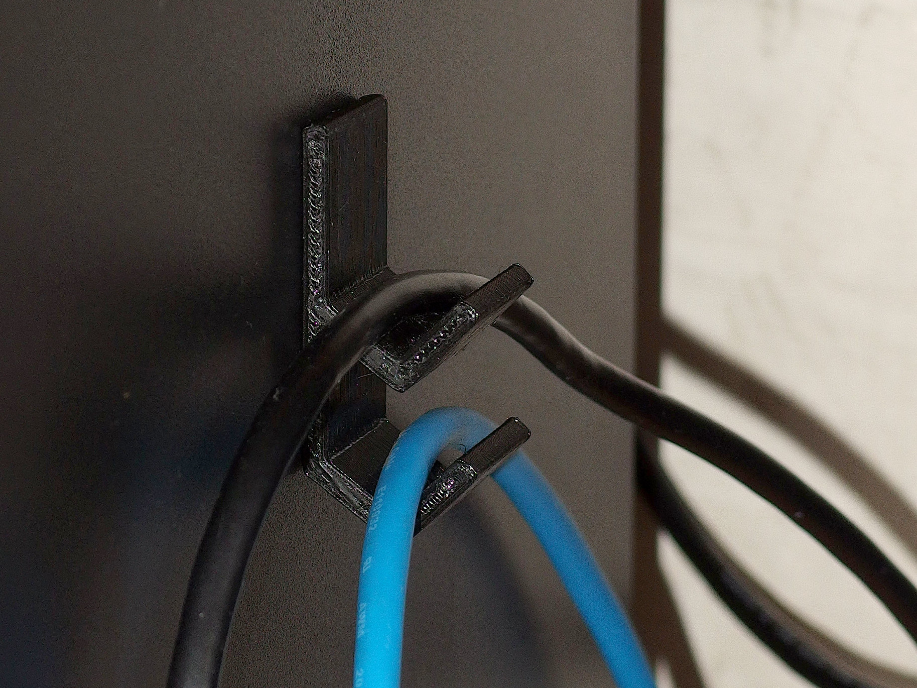 Magnetic hook for usb cables