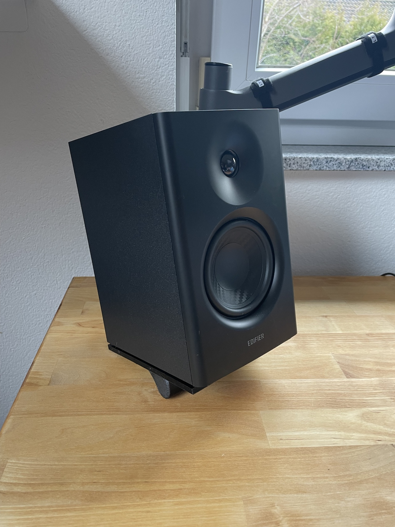 Variable angle Edifier MR4 stands — thumbnail 2