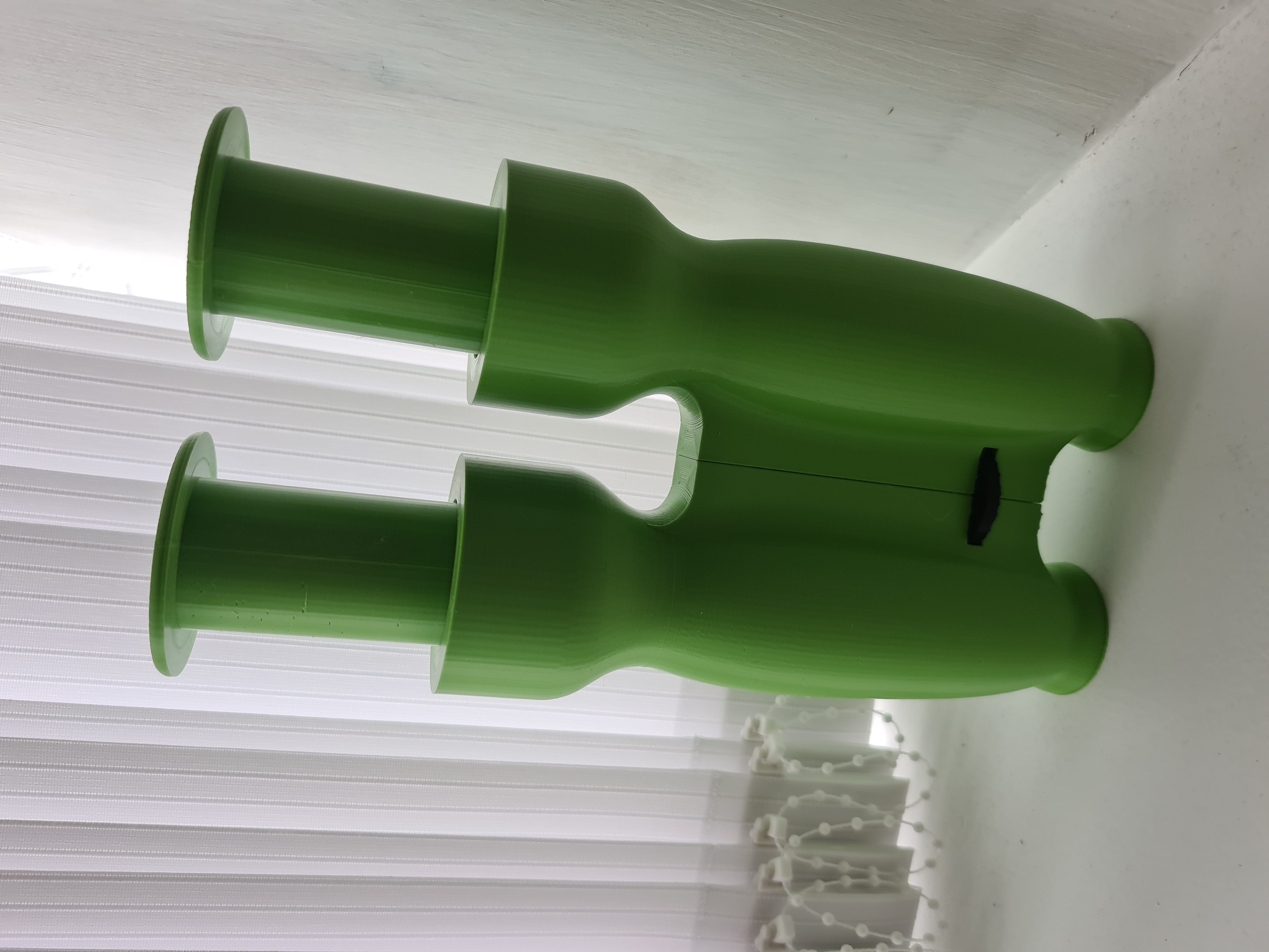 toy binoculars whit a twist