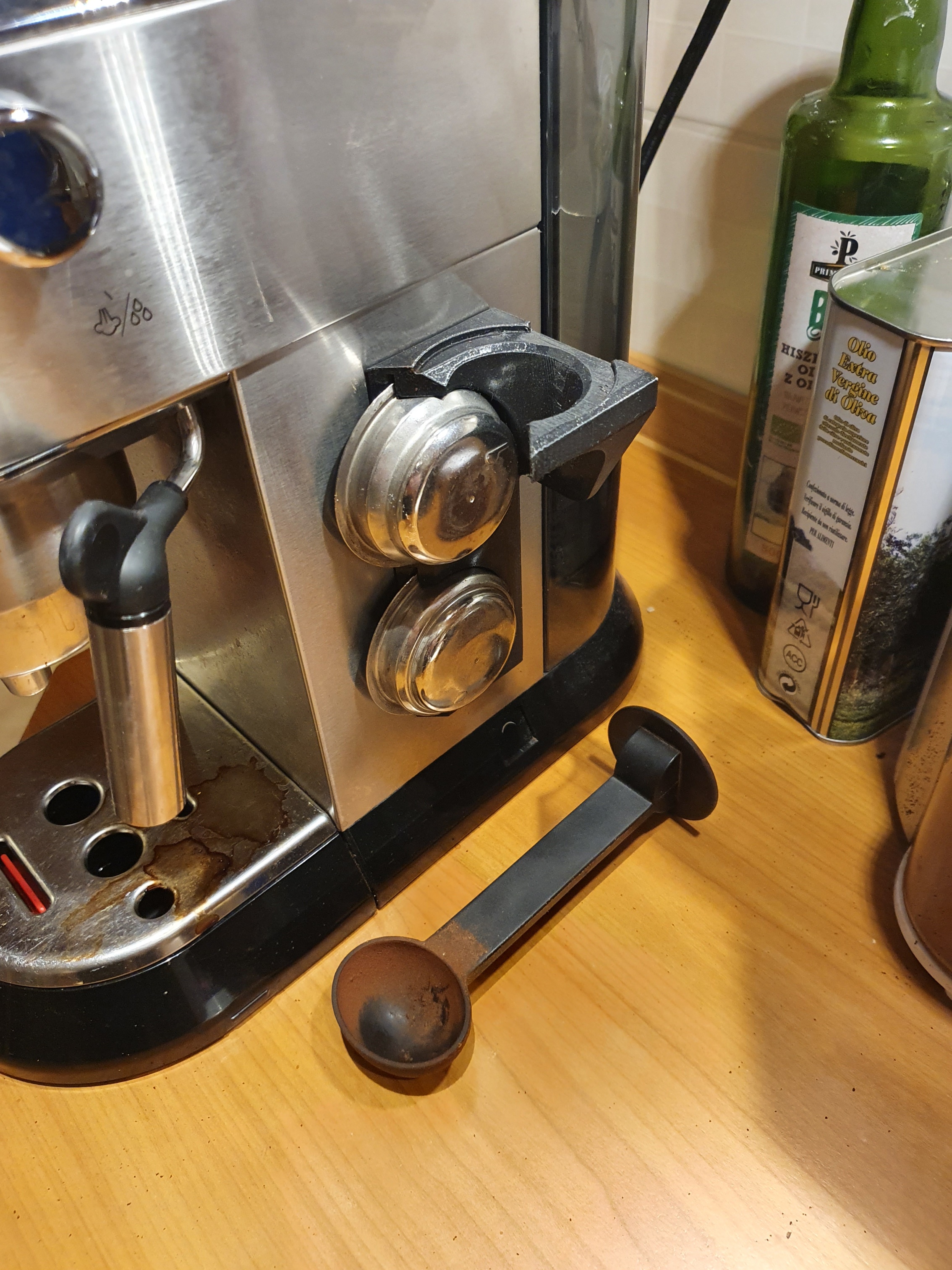 Coffee machine accessories organizer