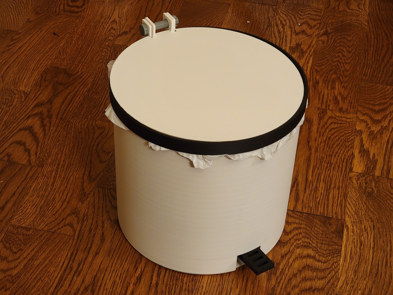 Pedal operated trash can / rubbish bin