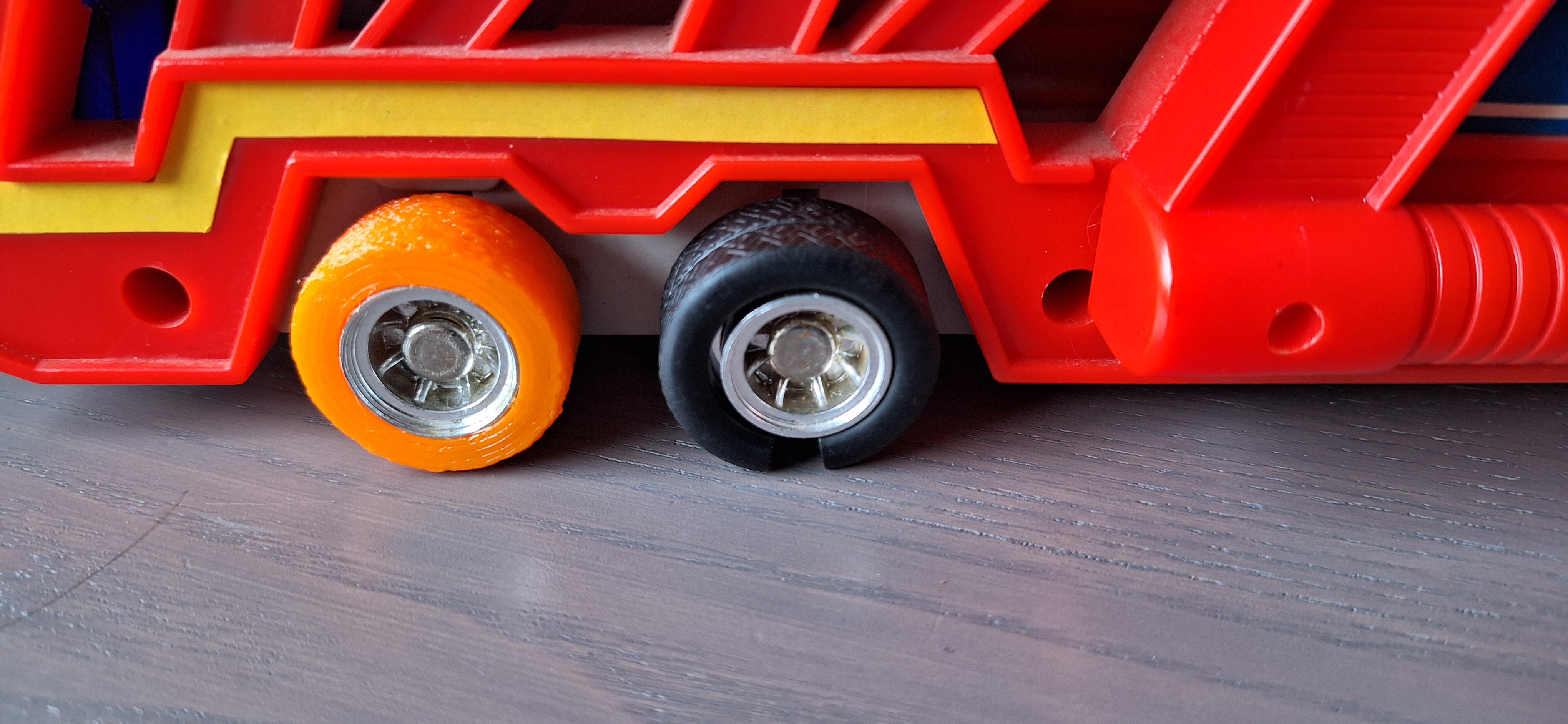 Hot Wheels Big Rig Carrier - Tire