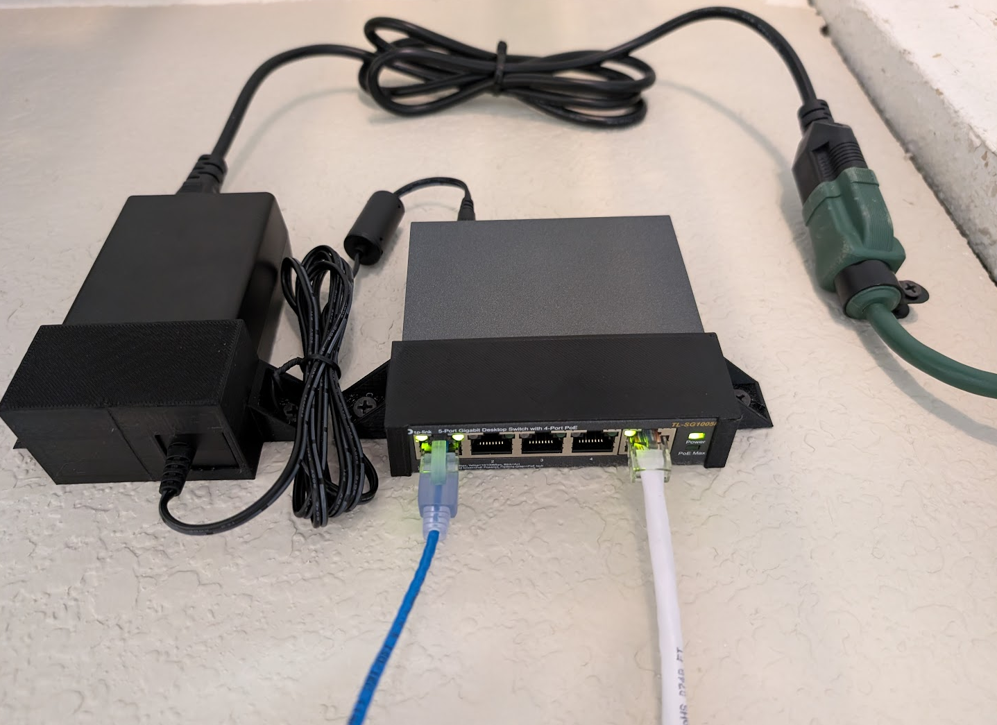 TPLink TL-SF1005P 5-Port Switch Wall Mount