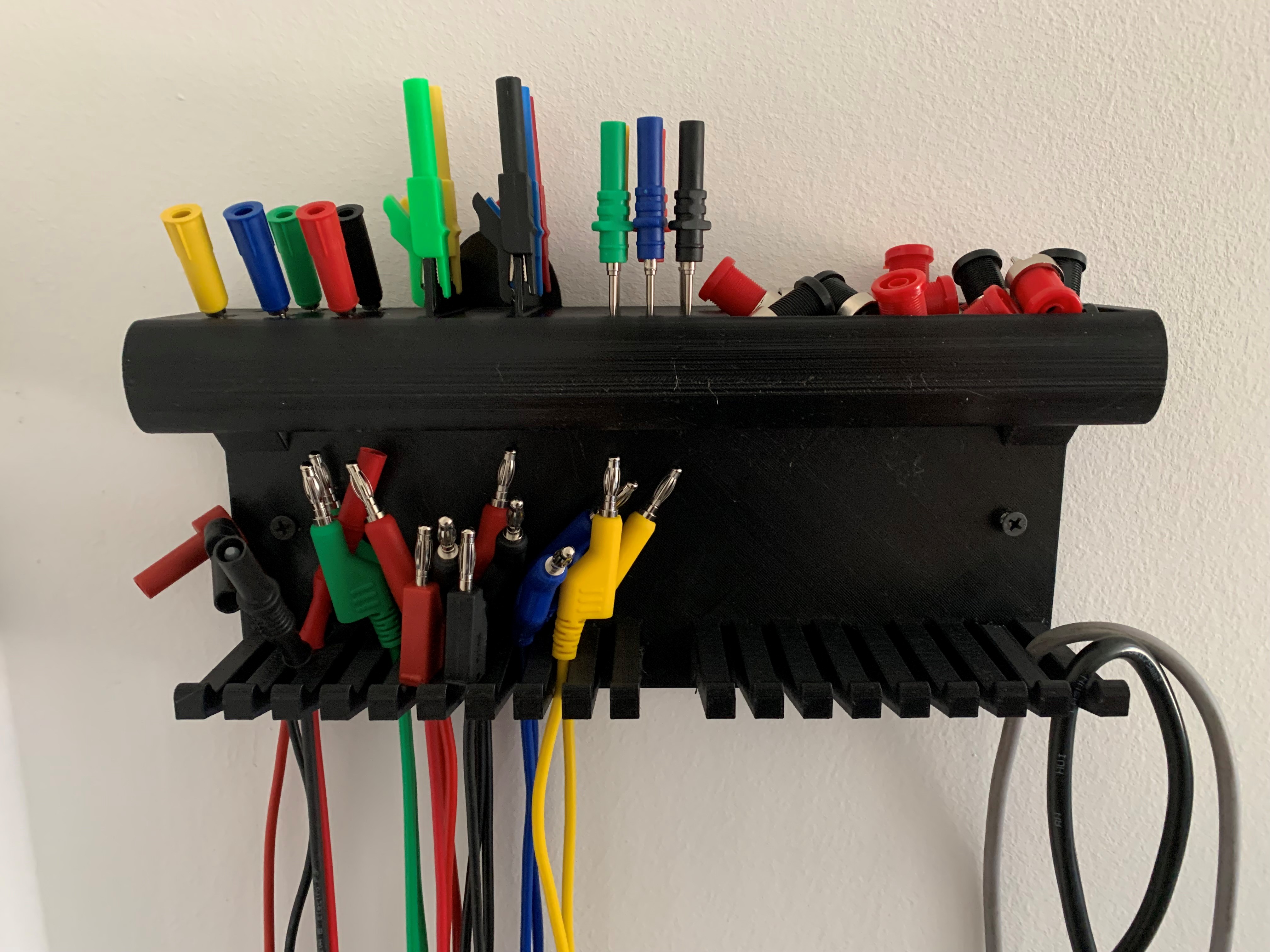 Hooks for laboratory cables with space for attachments | Haken für Laborkabel  mit Platz für Zubehör