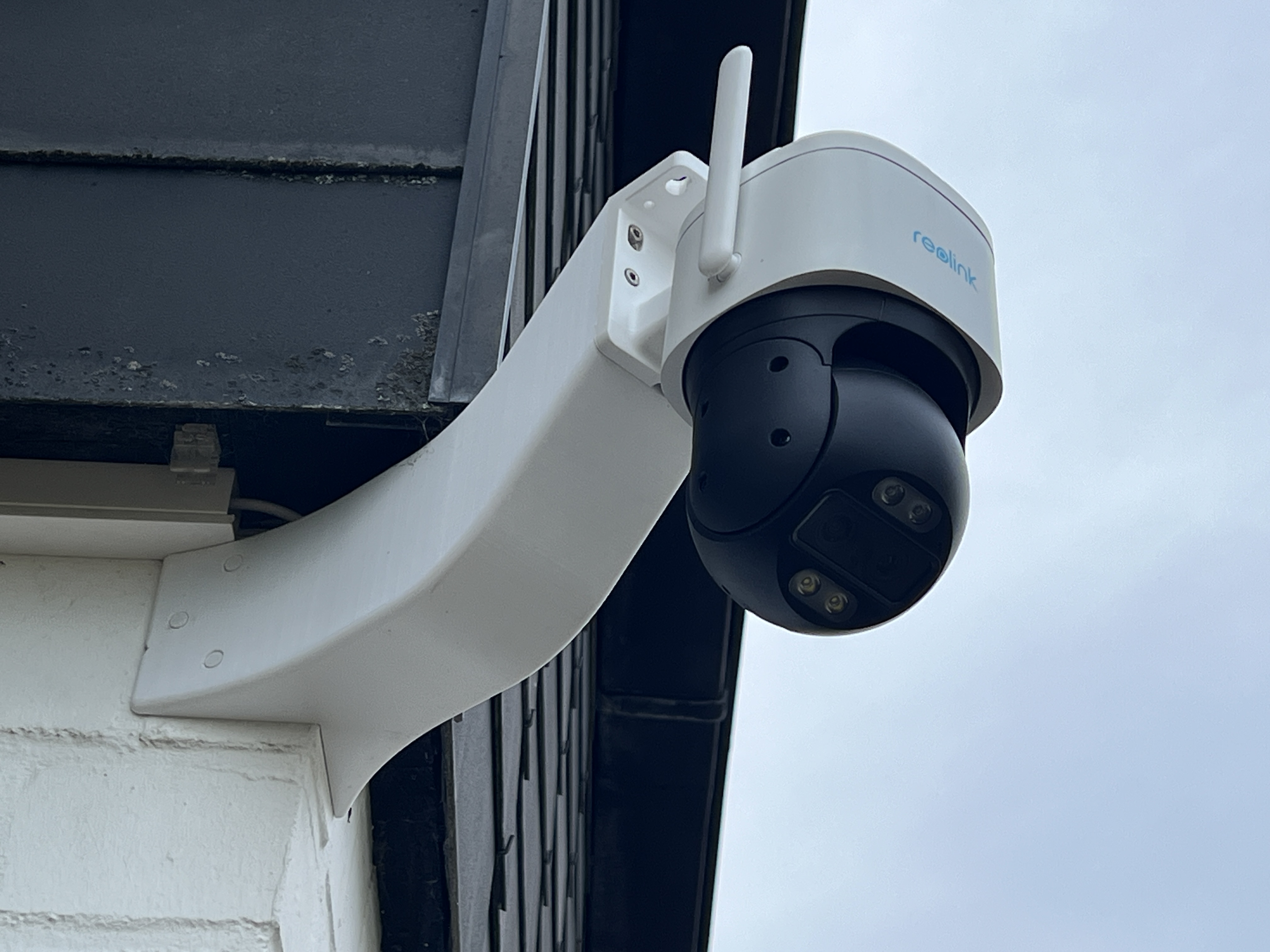 Corner mount Reolink surveillance camera / Eckhalterung Reolink