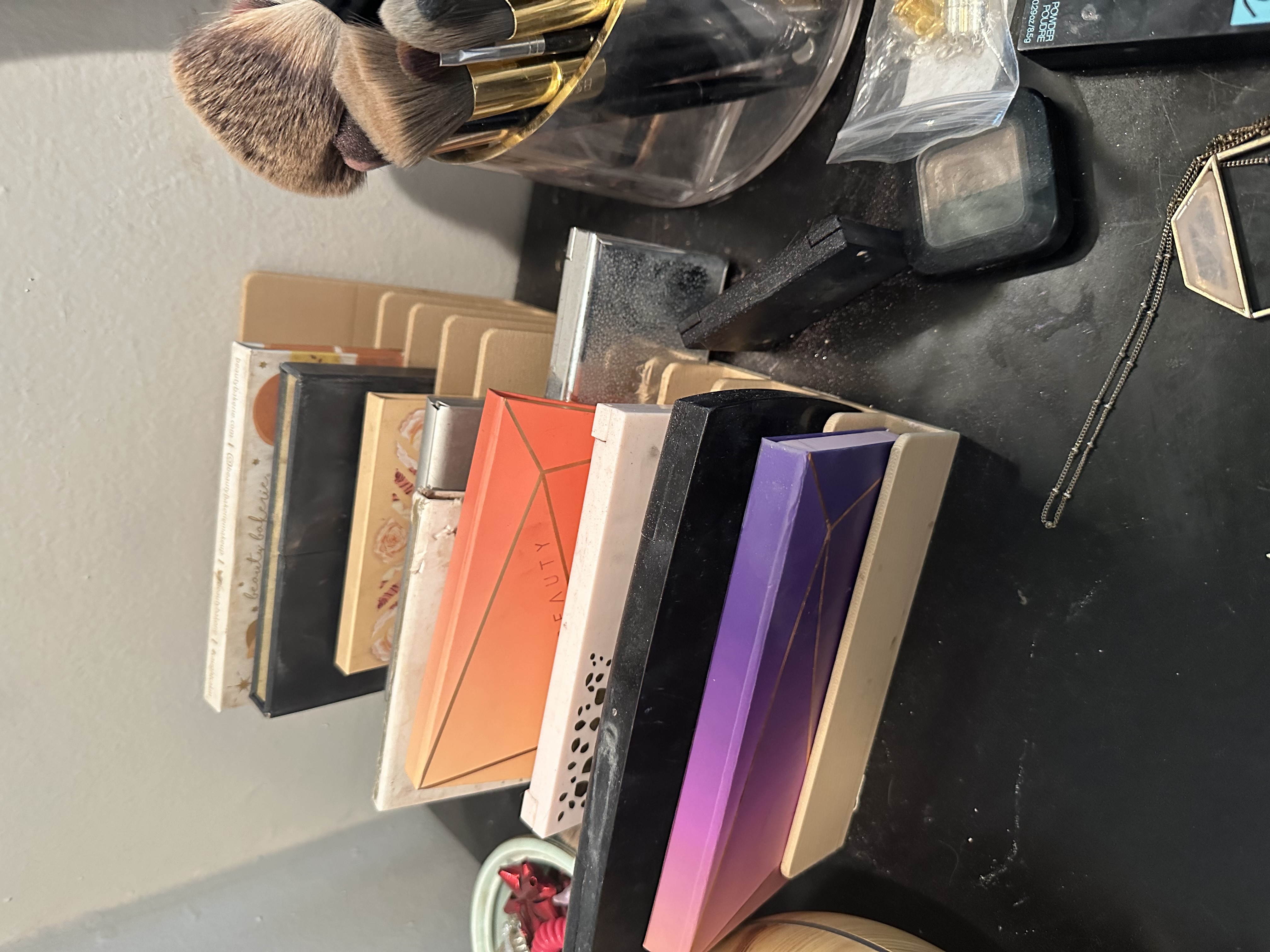 Makeup Palette Holder by andrewwreed Download free STL model