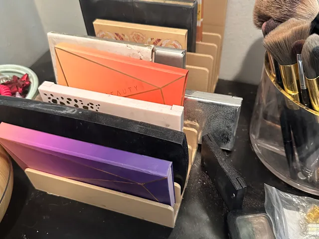 Makeup Palette Holder