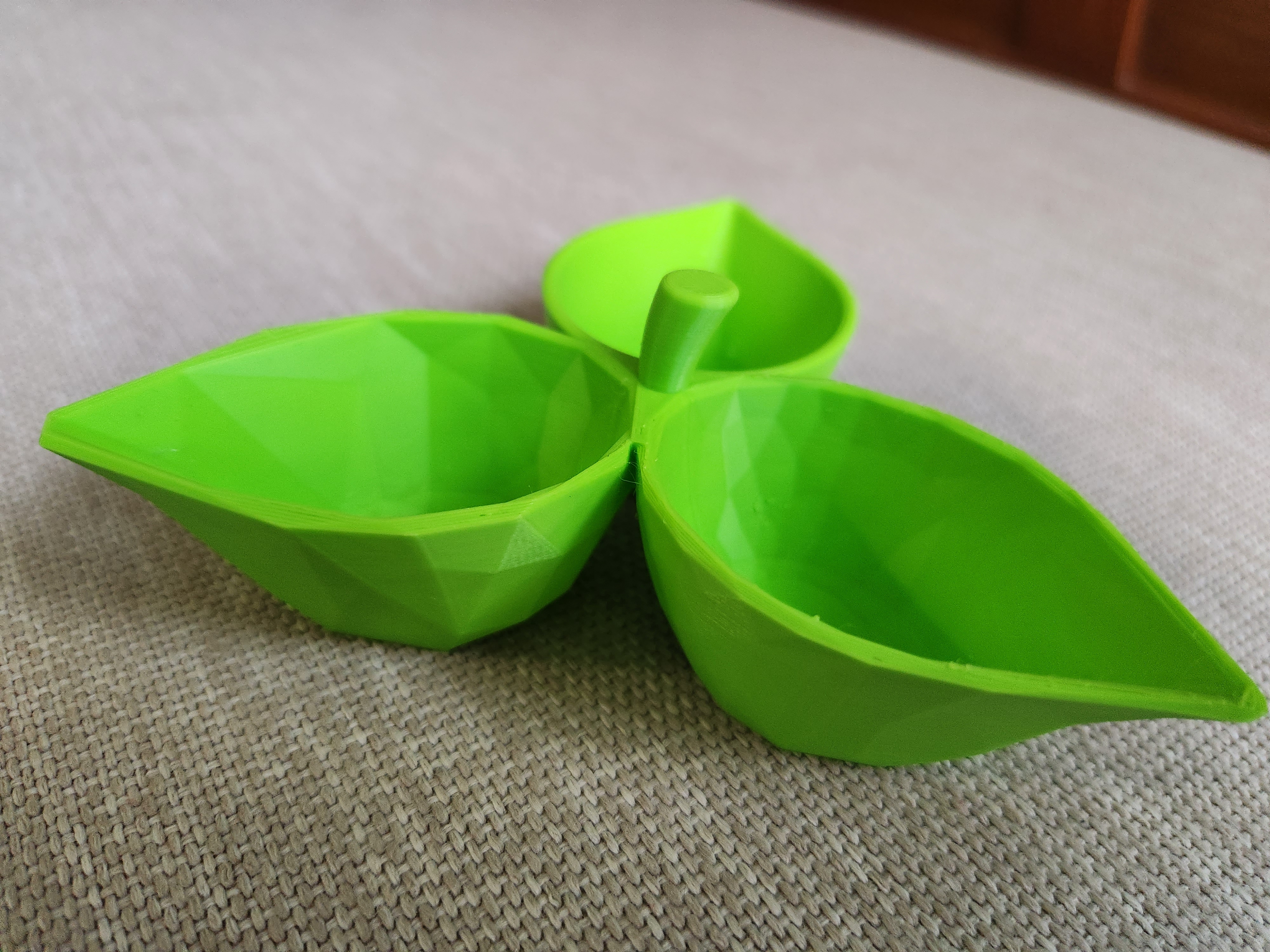 Three-Leaf Bowl of Three Poly's