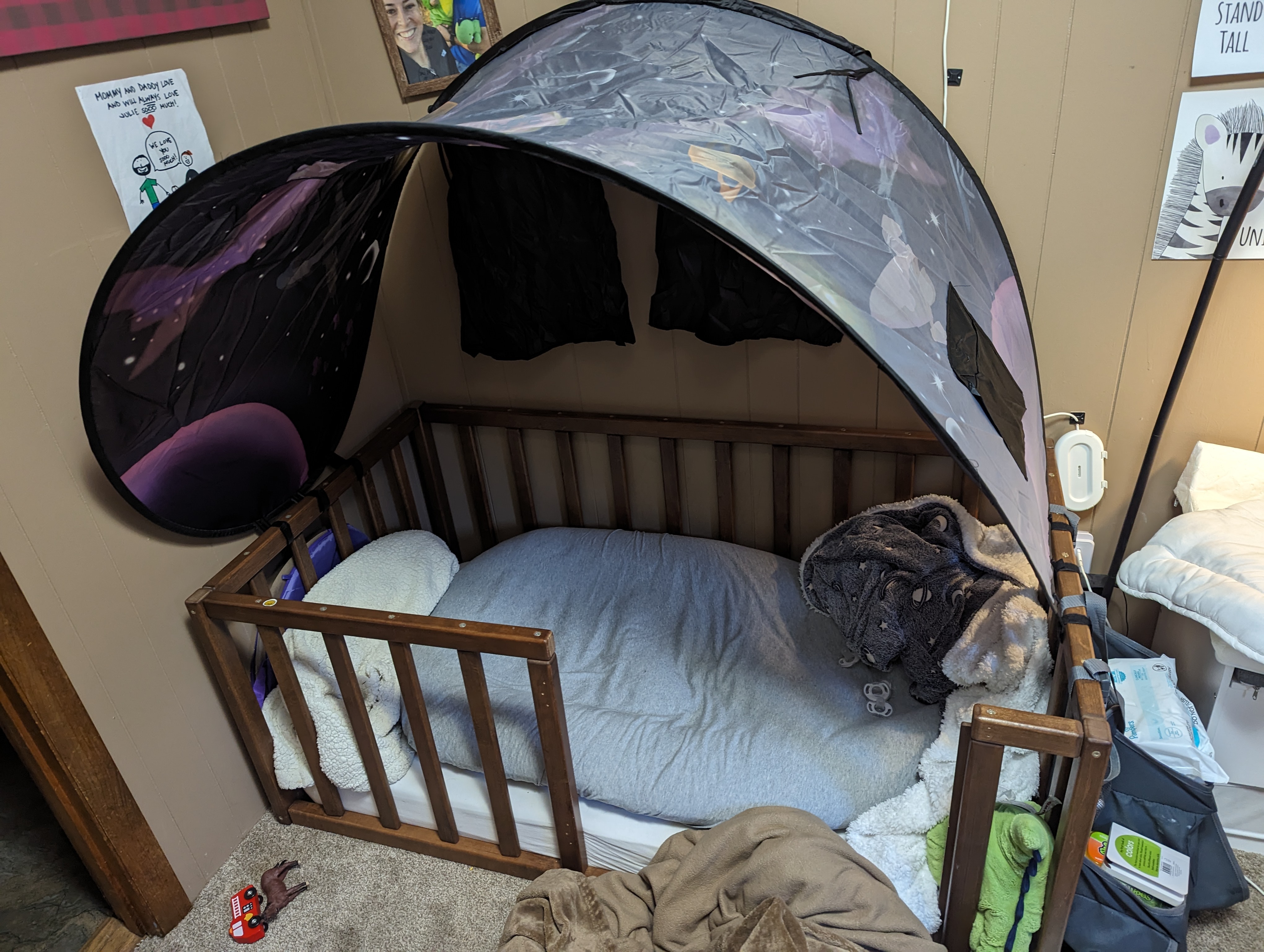 Toddler bed canopy clip