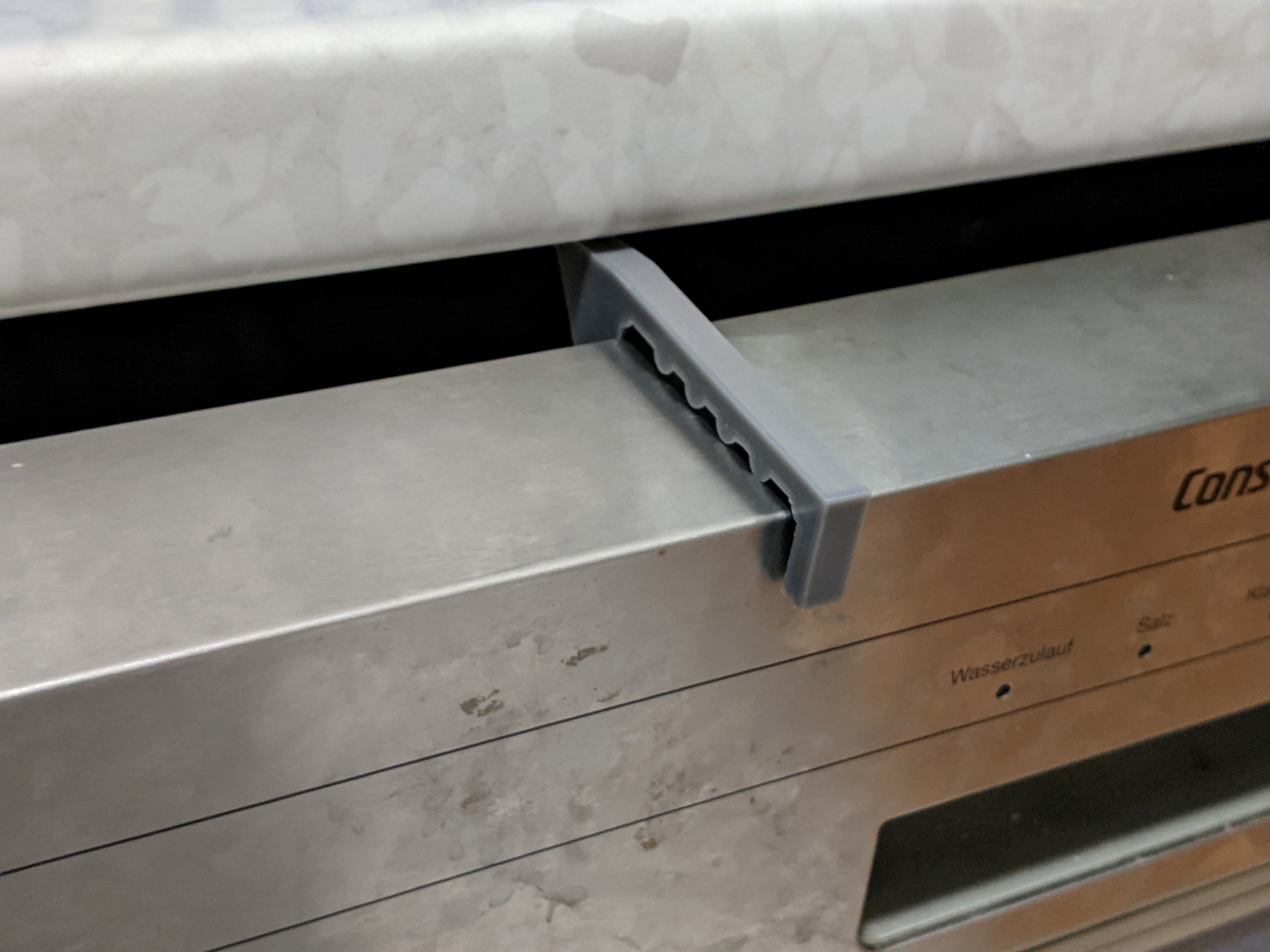 Dishwasher door distancer