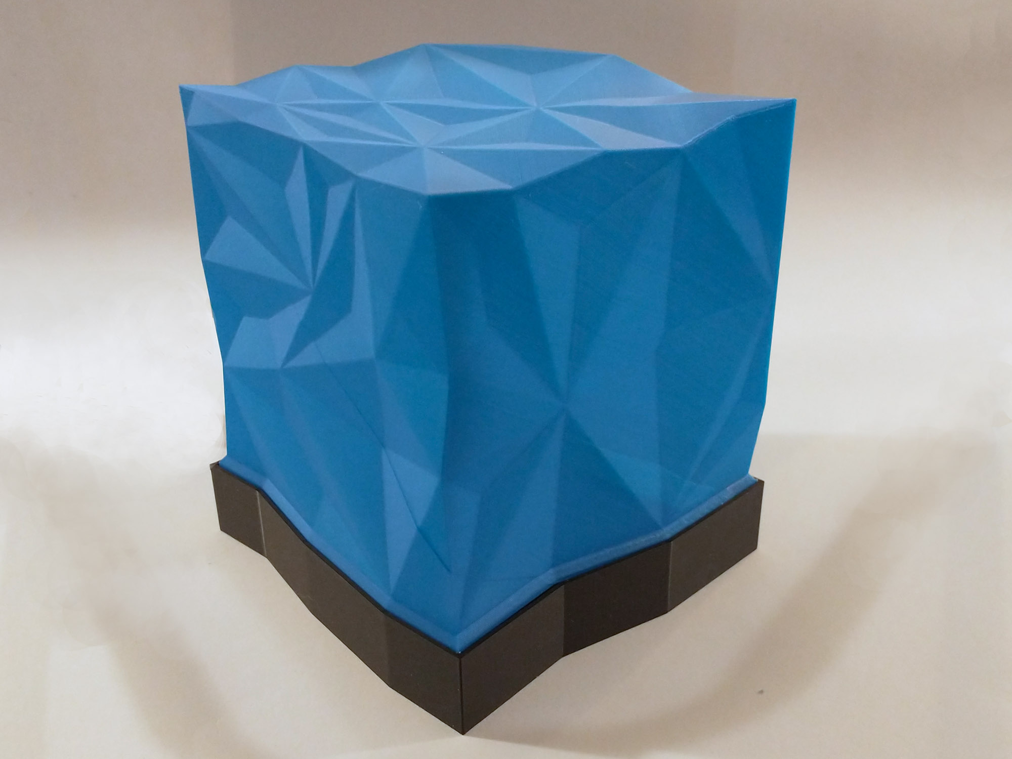 Miniatura 2 do modelo 3D Hi Poly Cube Lamp