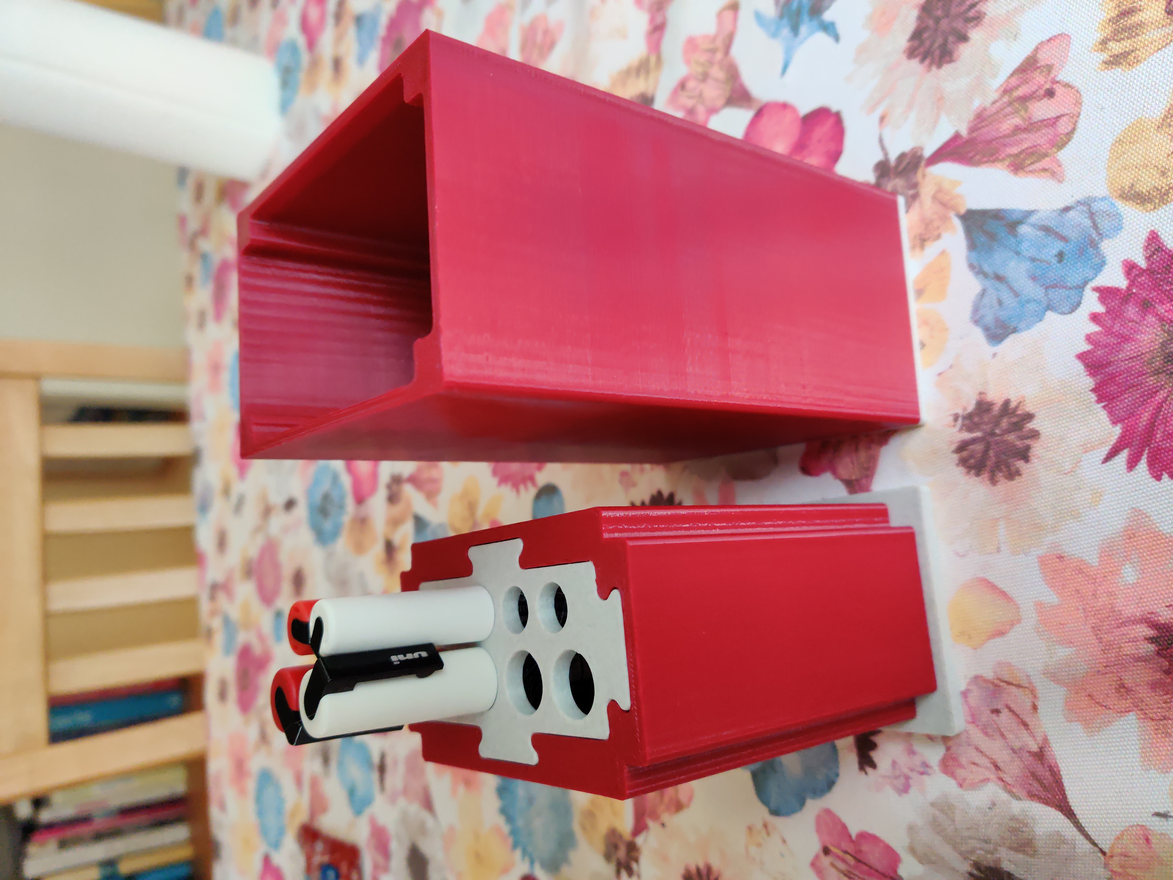 Parametric box with lid for Posca markers