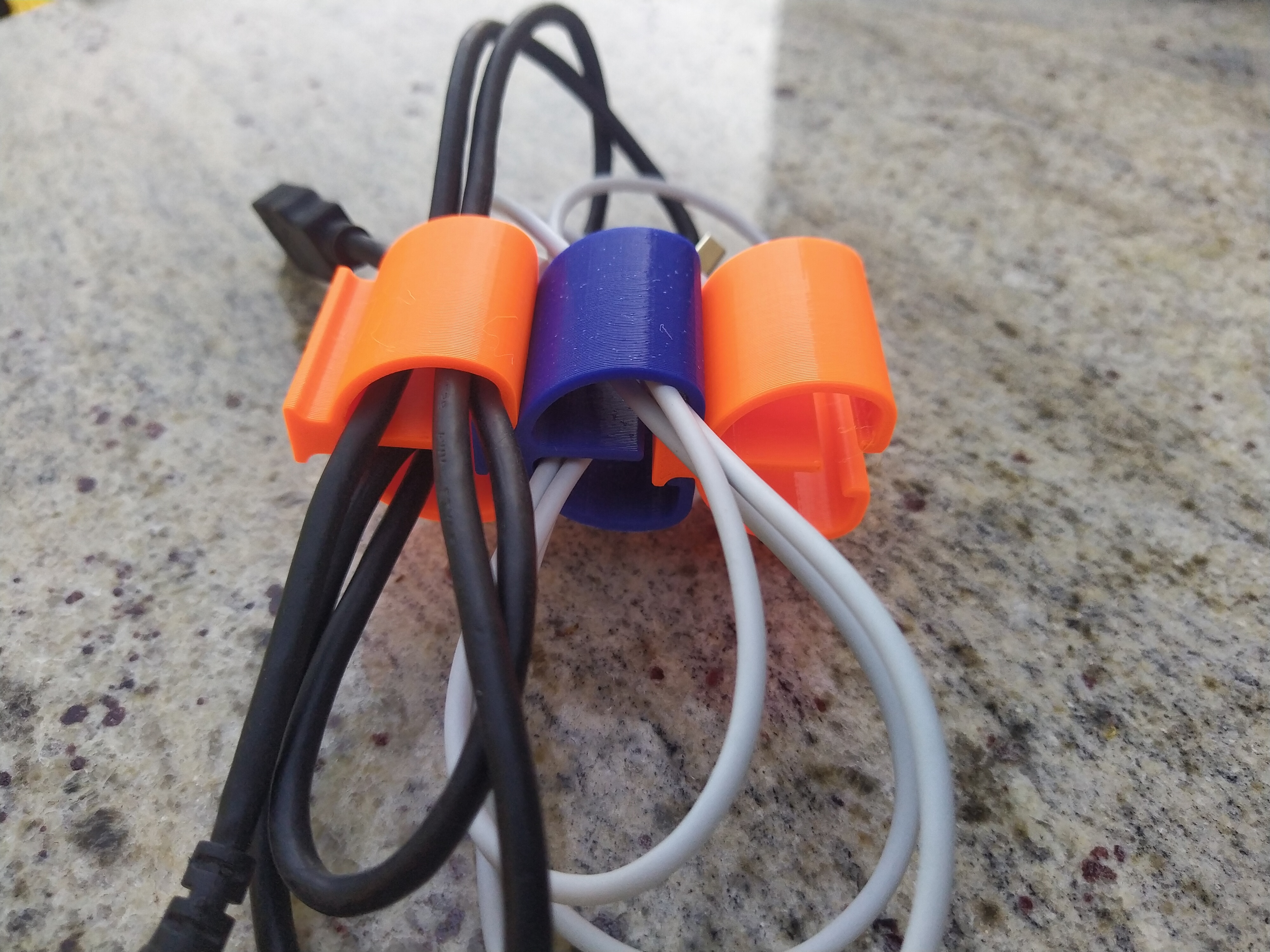Cable organizer / cable connectible