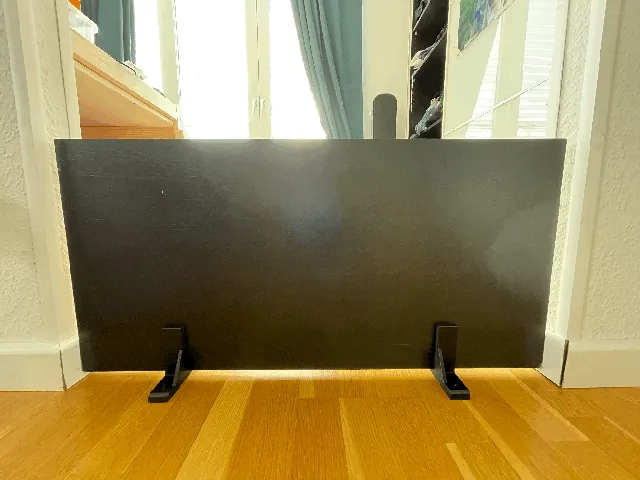 Vertical holder for 19mm shelf
