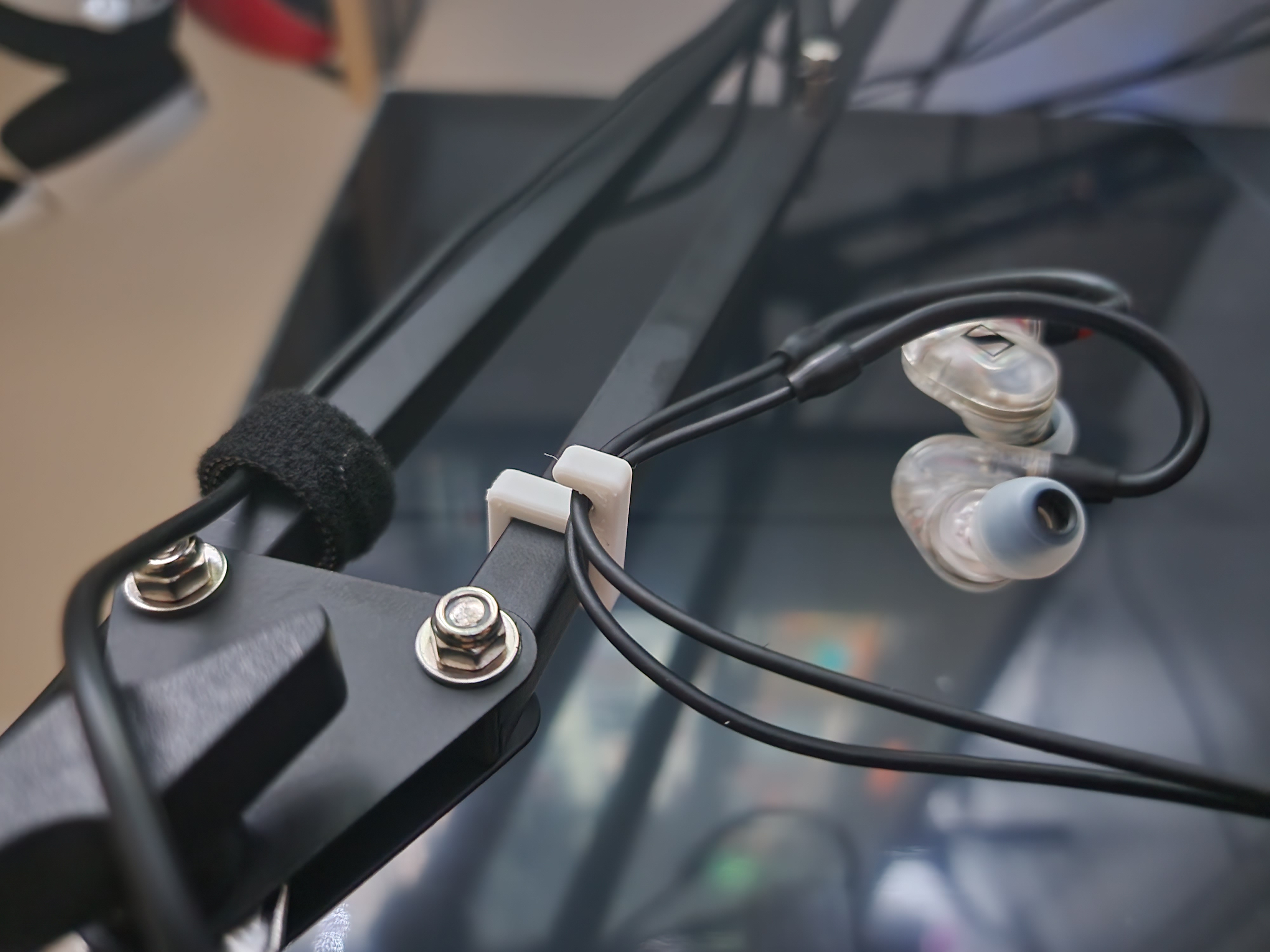 Earbud Hook for Boom Arm