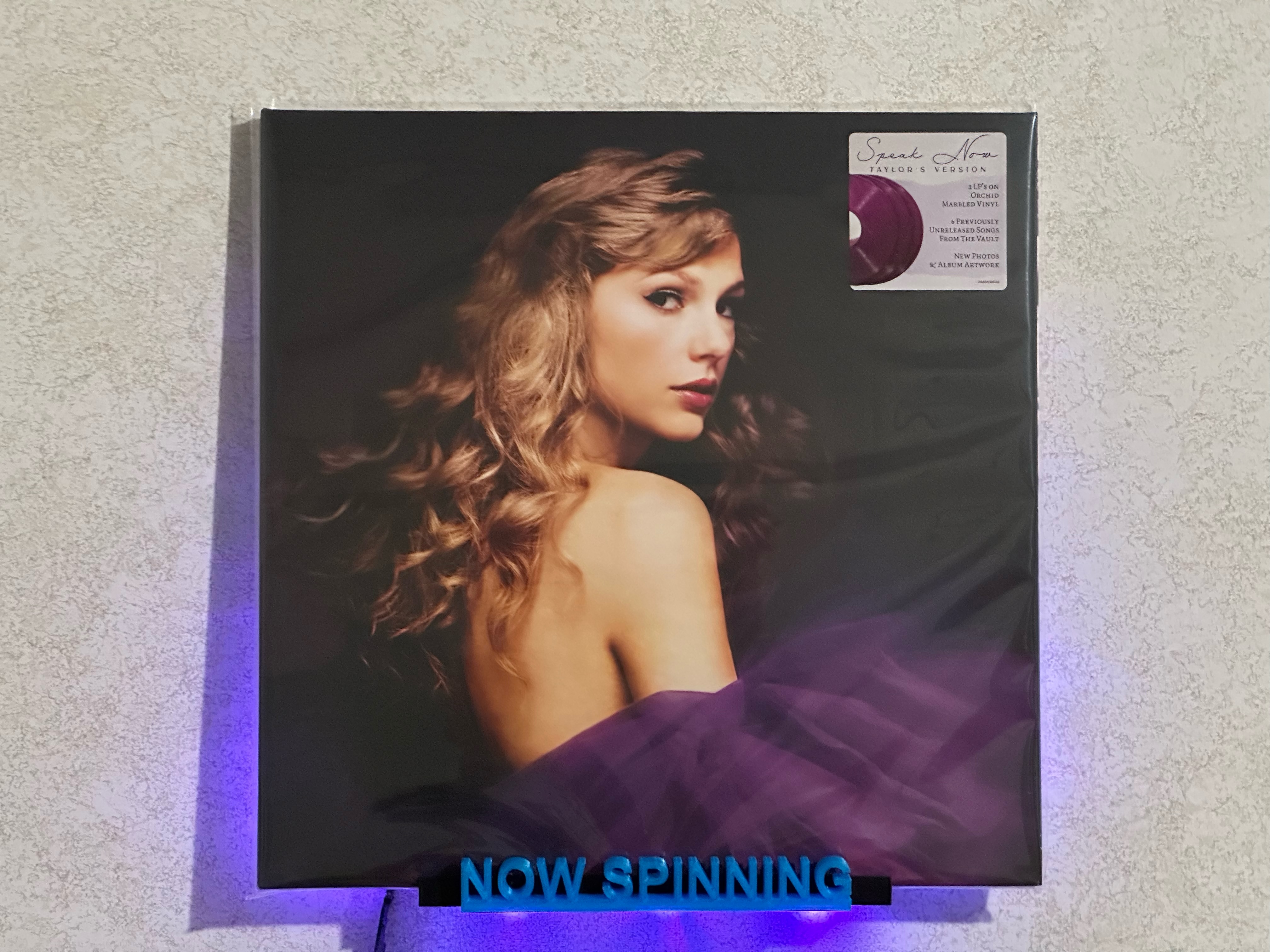 Screwless vinyl record wall holder with customizable letters