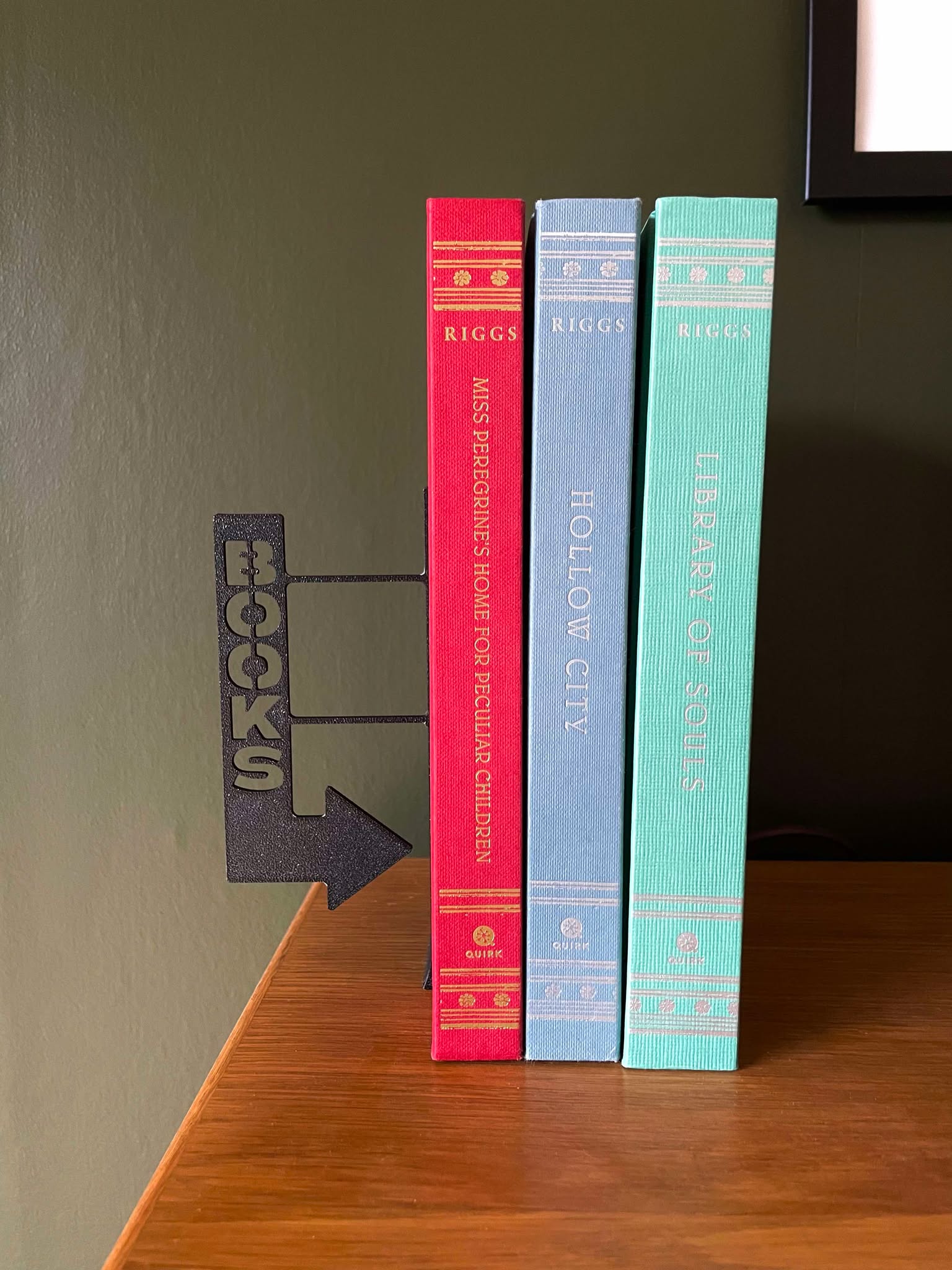 BOOKS -> (Bookend)
