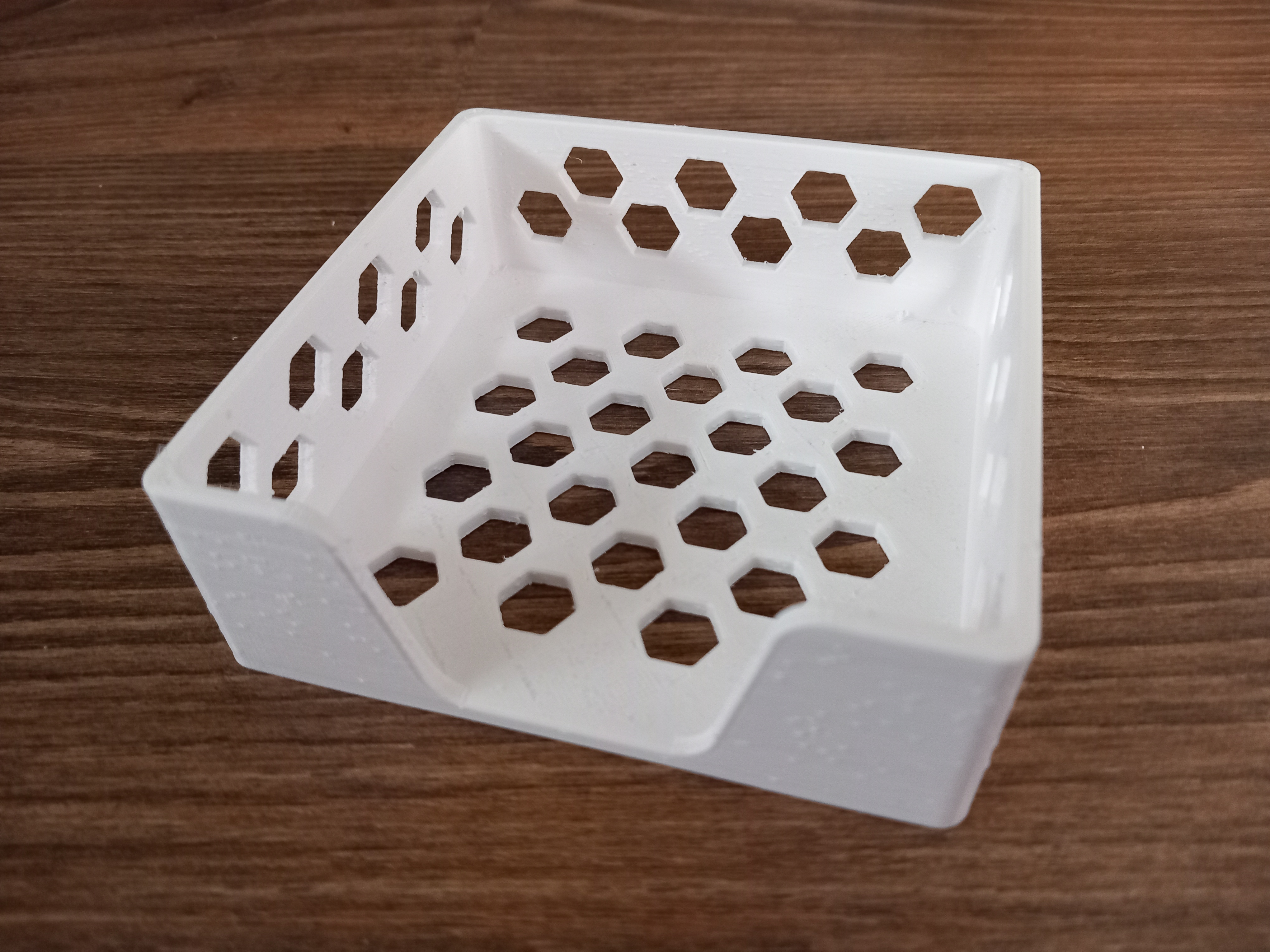 Note holder with hexagons