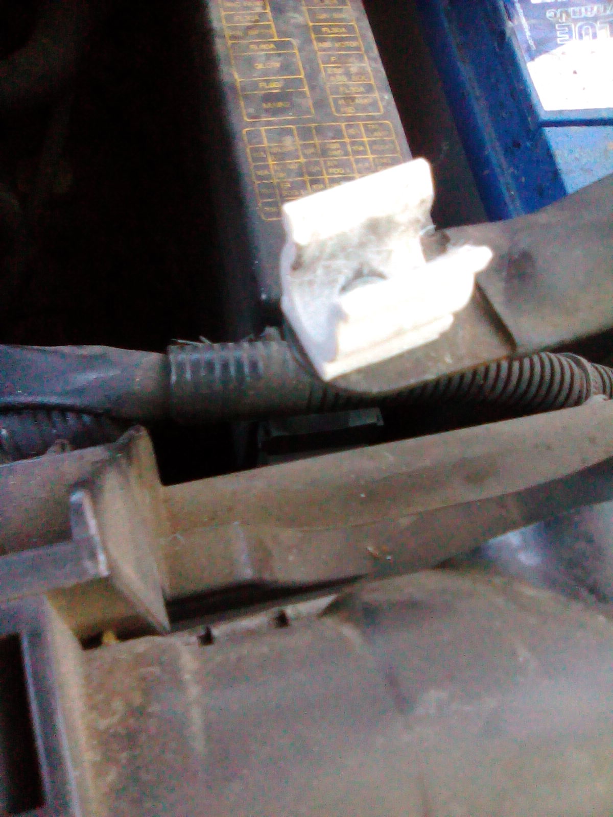 Nissan X-Trail - bonnet support clip / držák vzpěry kapoty motoru