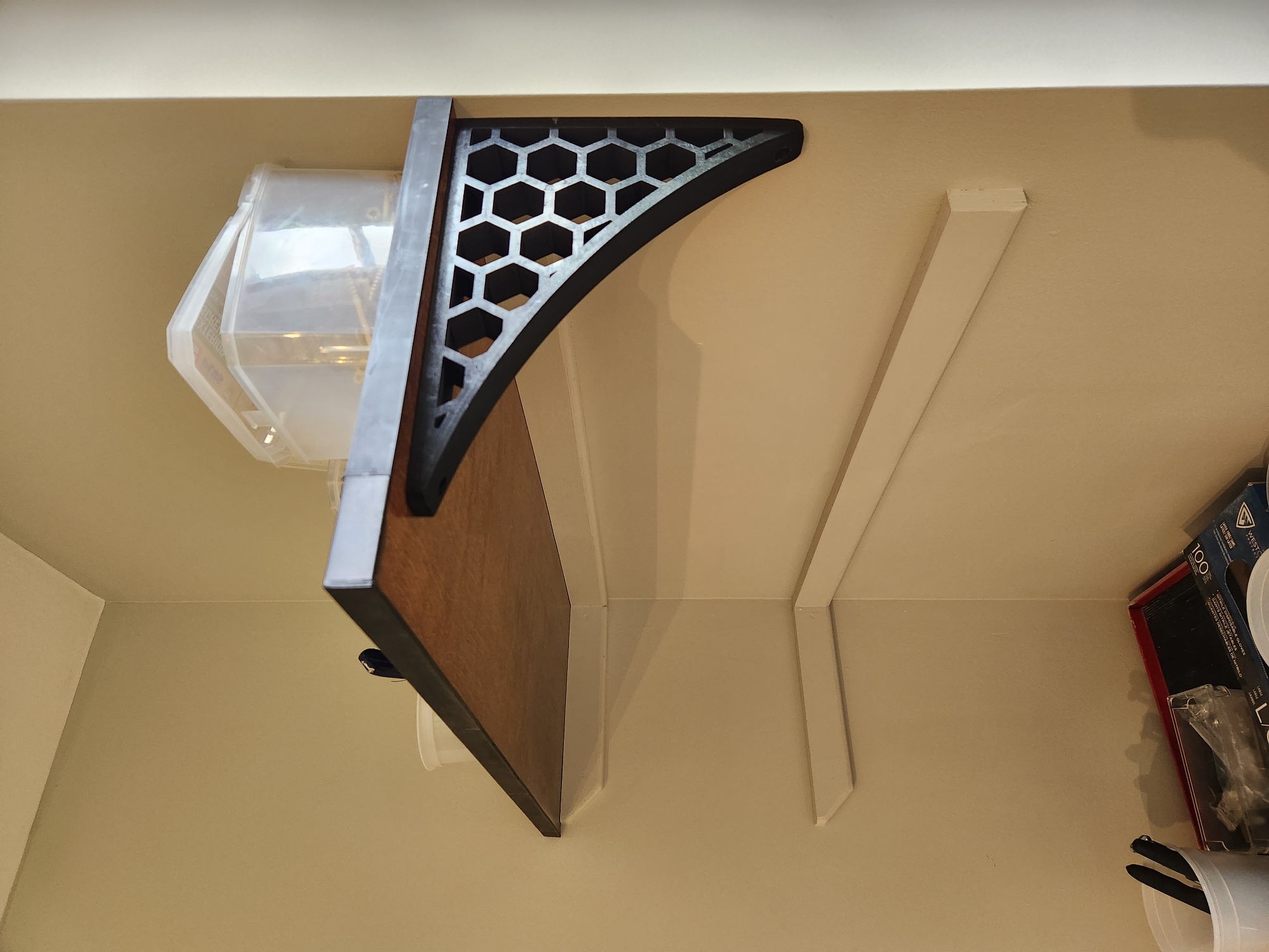 Miniatura 2 do modelo 3D Honeycomb Shelf Bracket