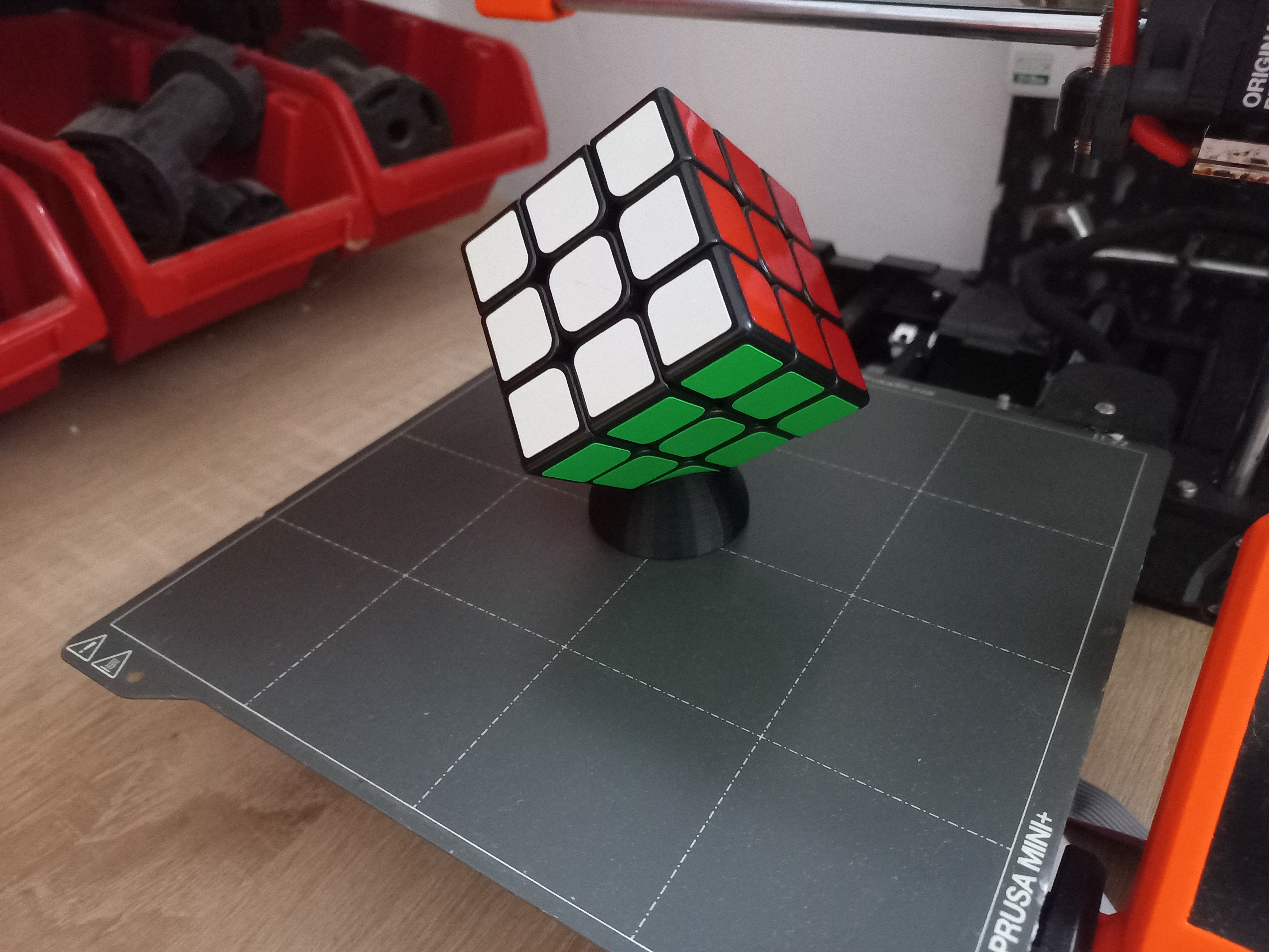 Miniatura 2 do modelo 3D rubik's cube stand