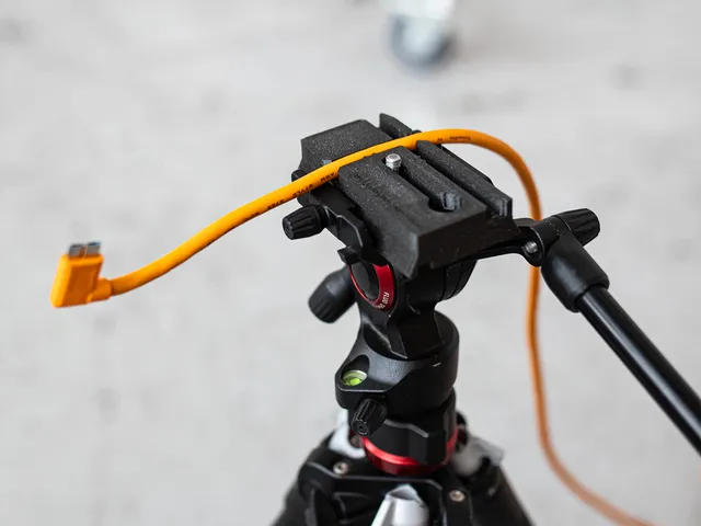 Manfrotto plate with cabel slot for tethered shoot