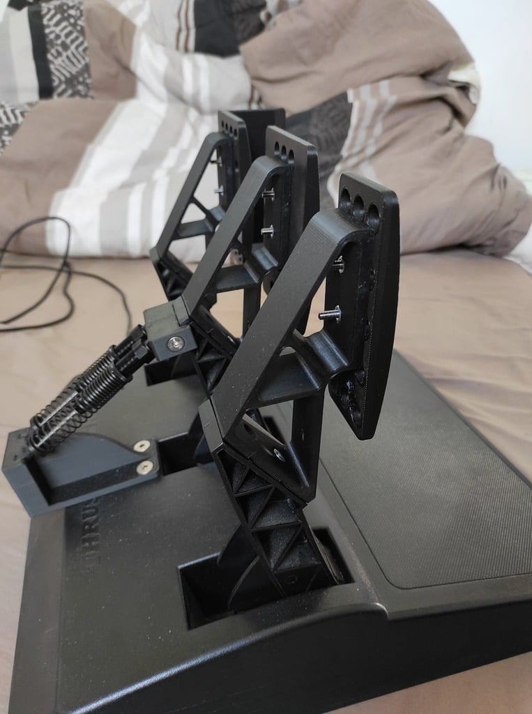 3D Printable Separador pedales Thrustmaster T3PA-PRO by daniel los